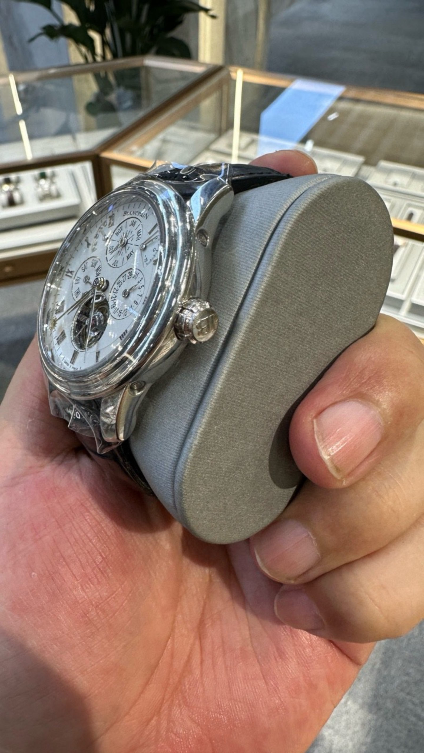 Blancpain 4238-3442-55B detail 4