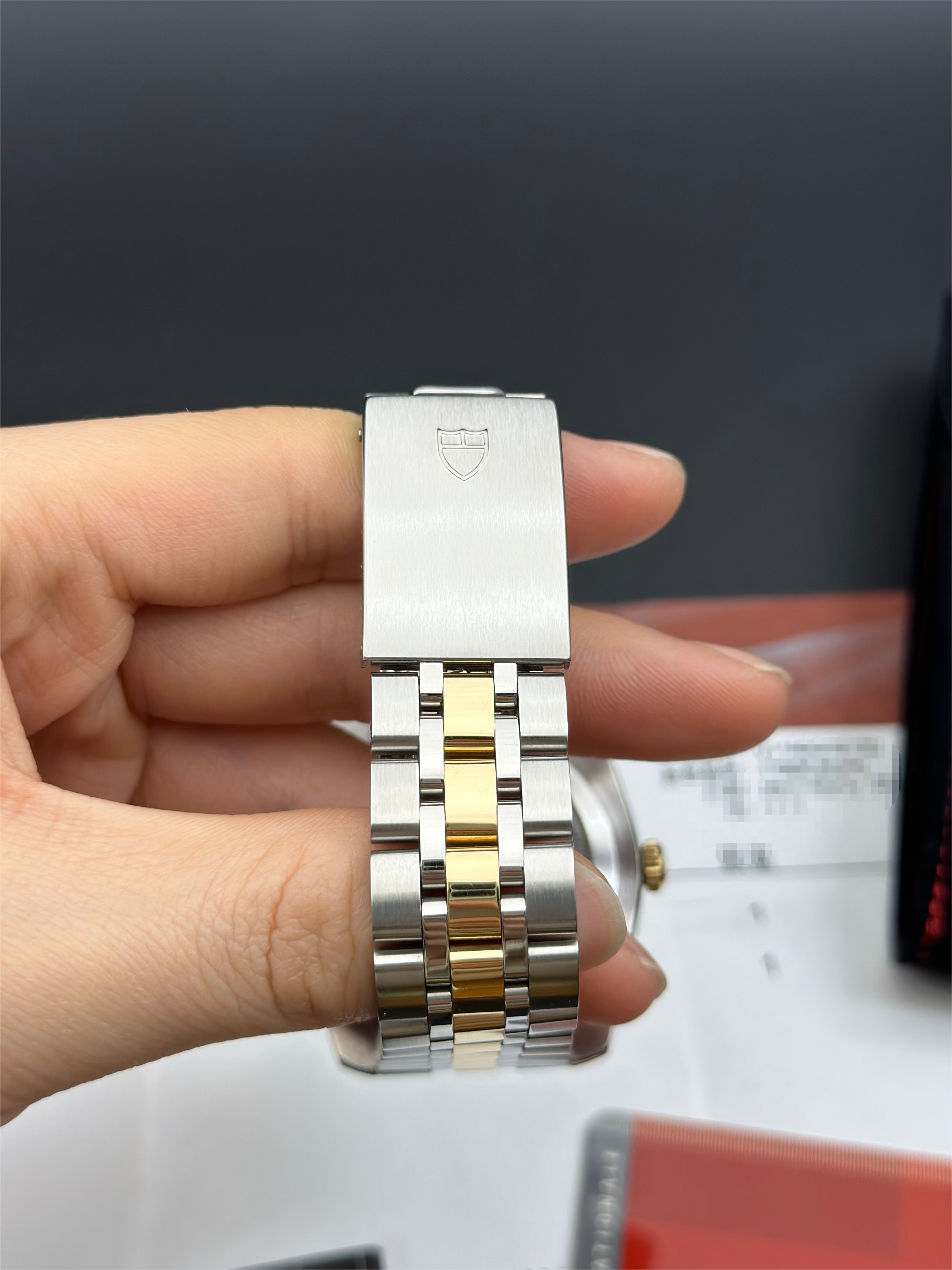 Tudor M23013-0016 detail 3