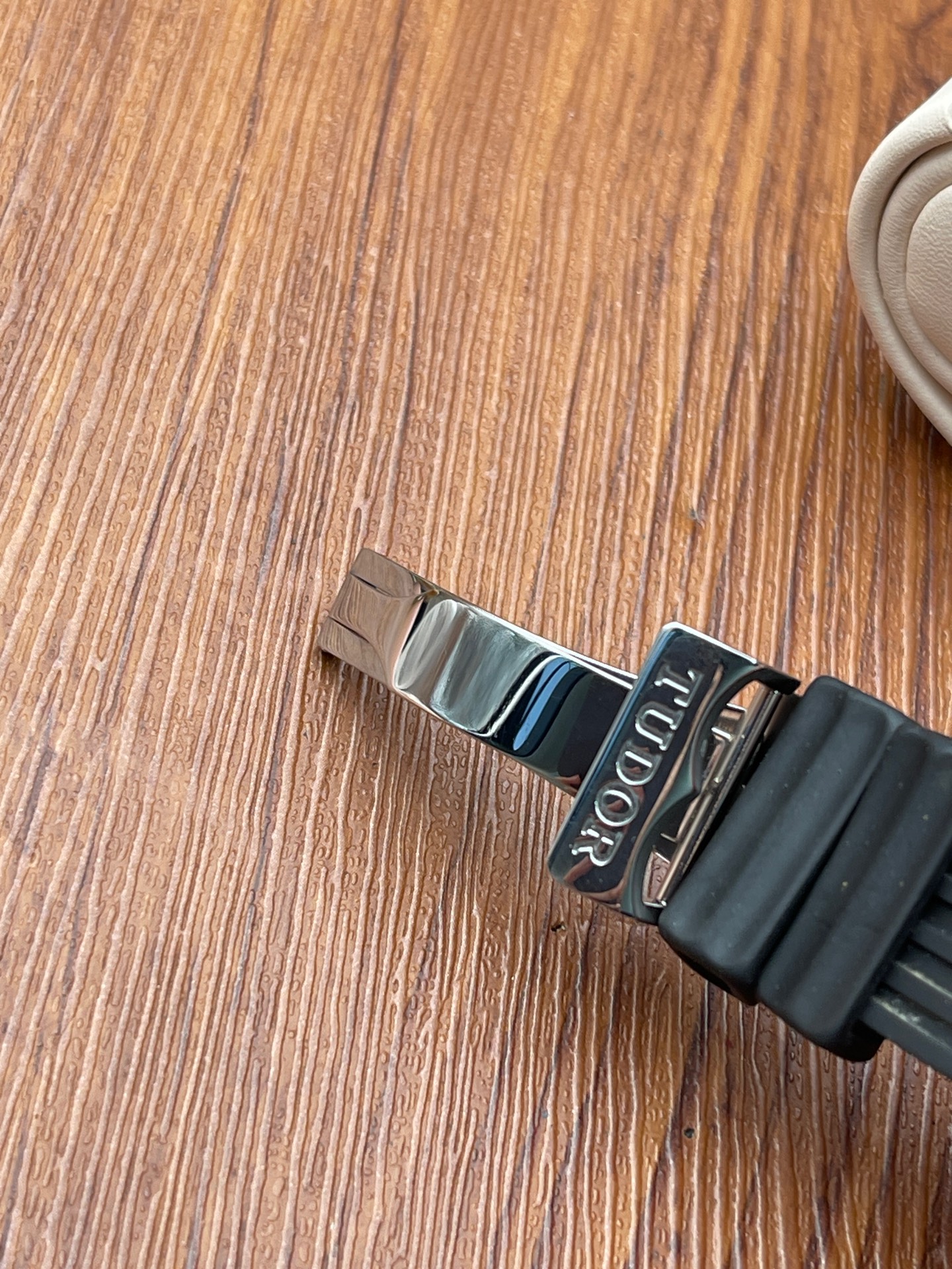 Tudor 2036n detail 4