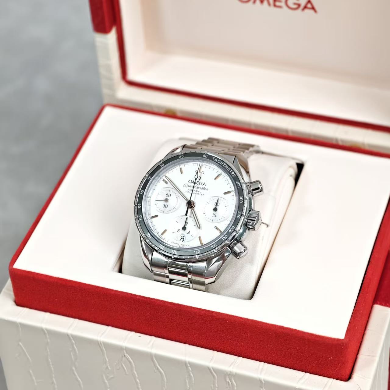 Omega 324.30.38.50.02.001 detail 1