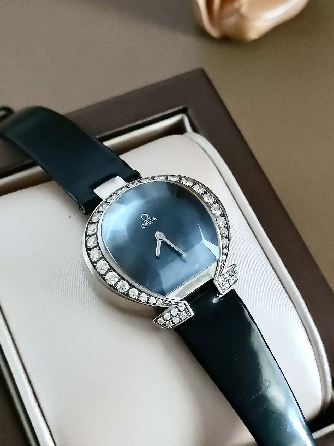 Omega 5886.72.51 detail 1