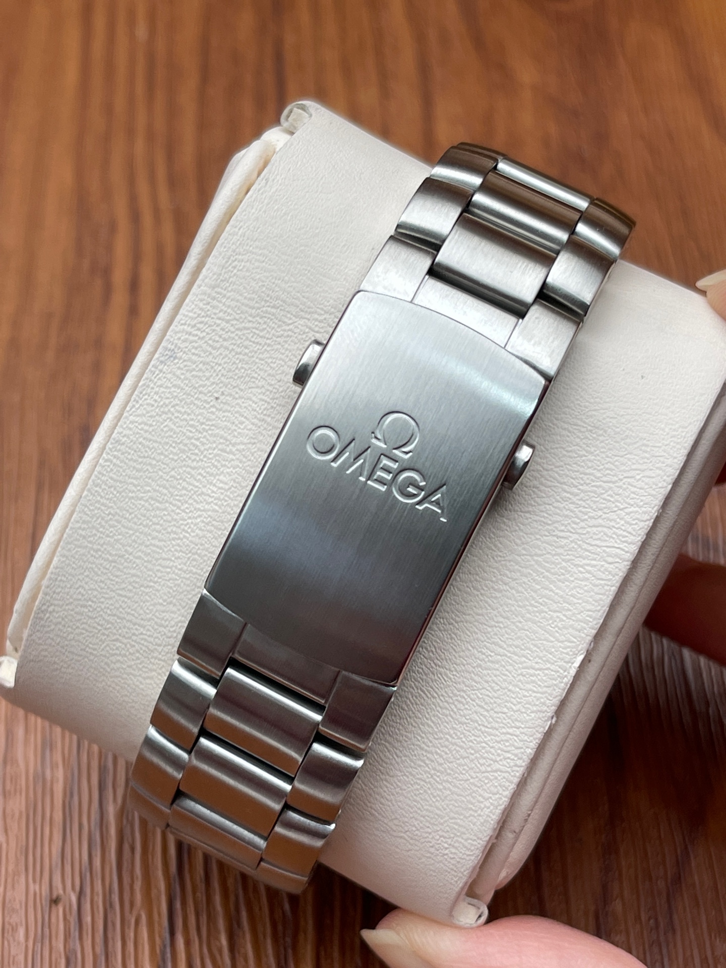 Omega 232.30.46.51.01.001 detail 4