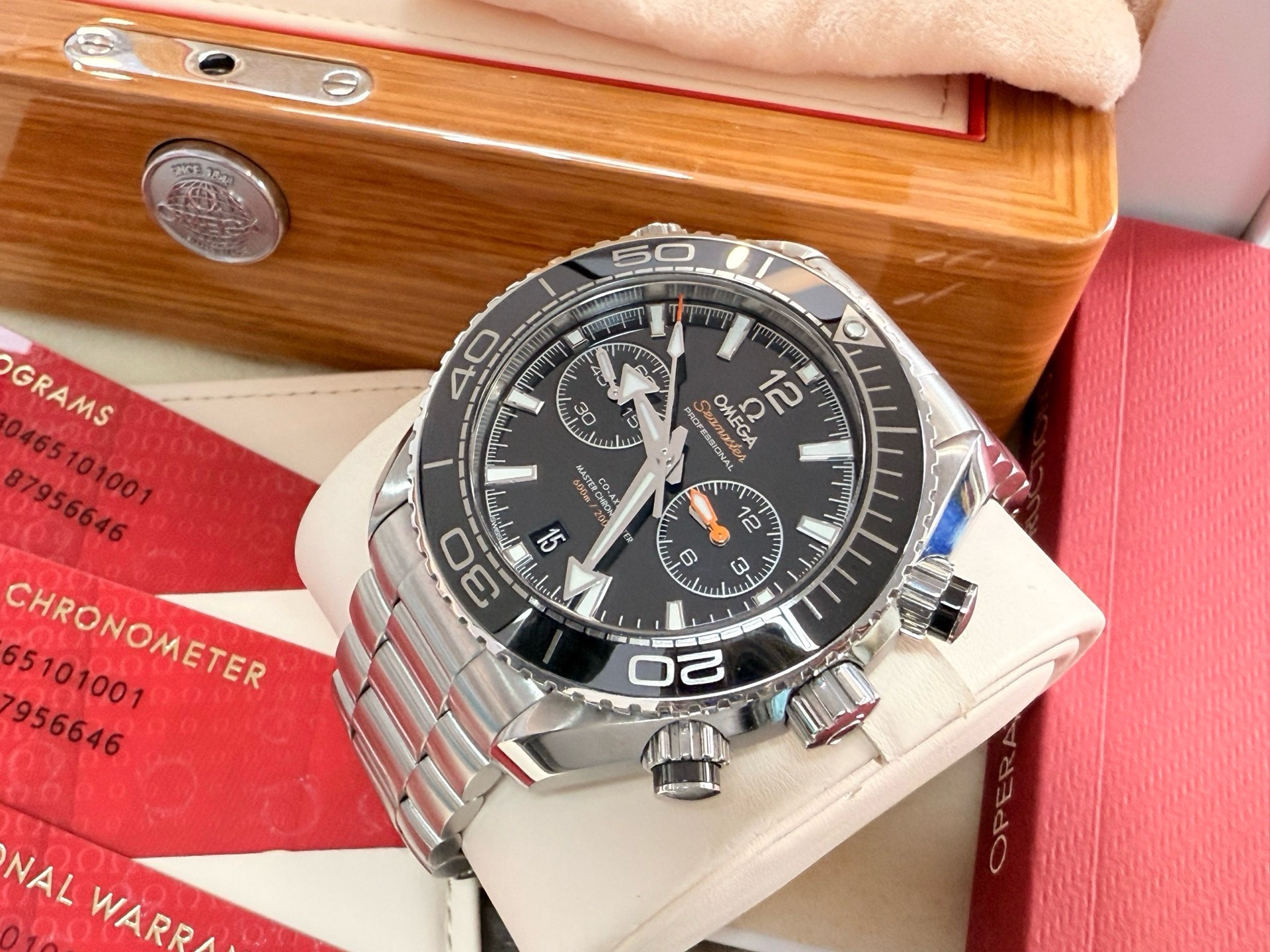 Omega 215.30.46.51.01.001 detail 2