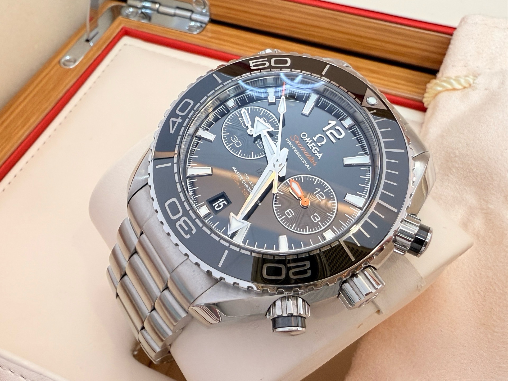 Omega 215.30.46.51.01.001 detail 3