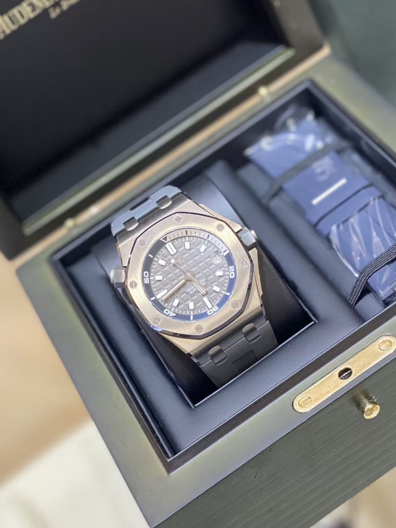 Audemars Piguet 15720ST detail 1
