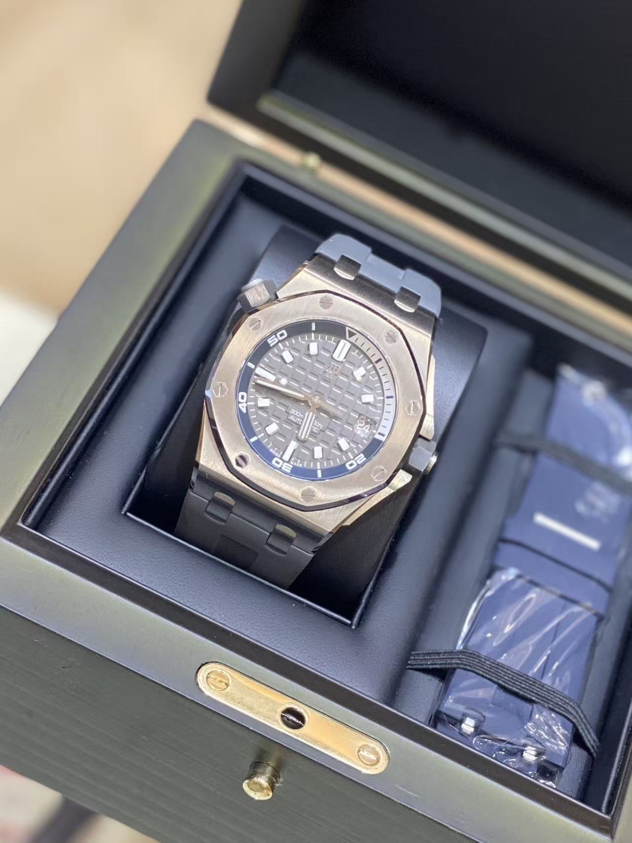 Audemars Piguet 15720ST detail 2