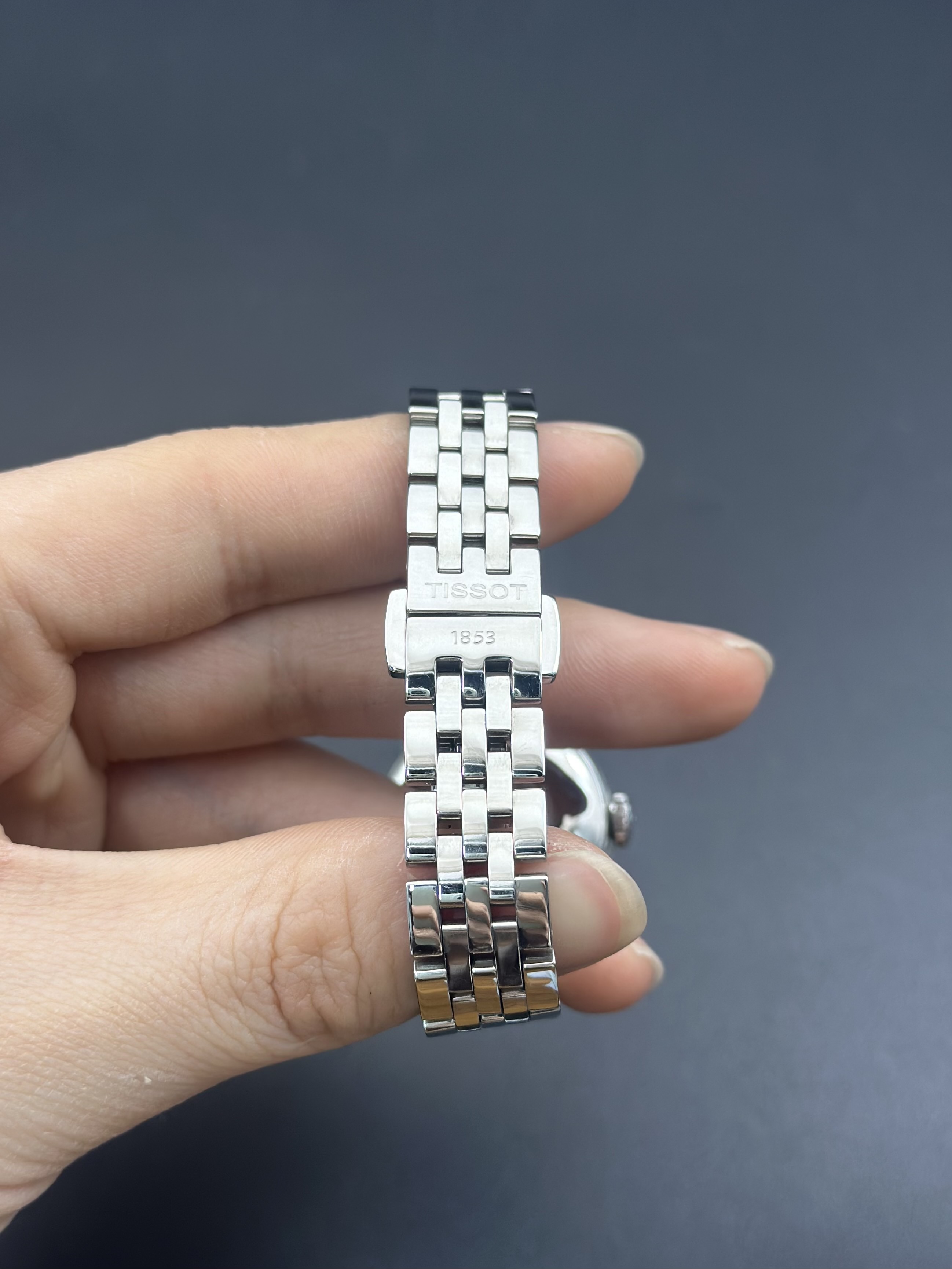 Tissot T41.1.183.54 detail 4