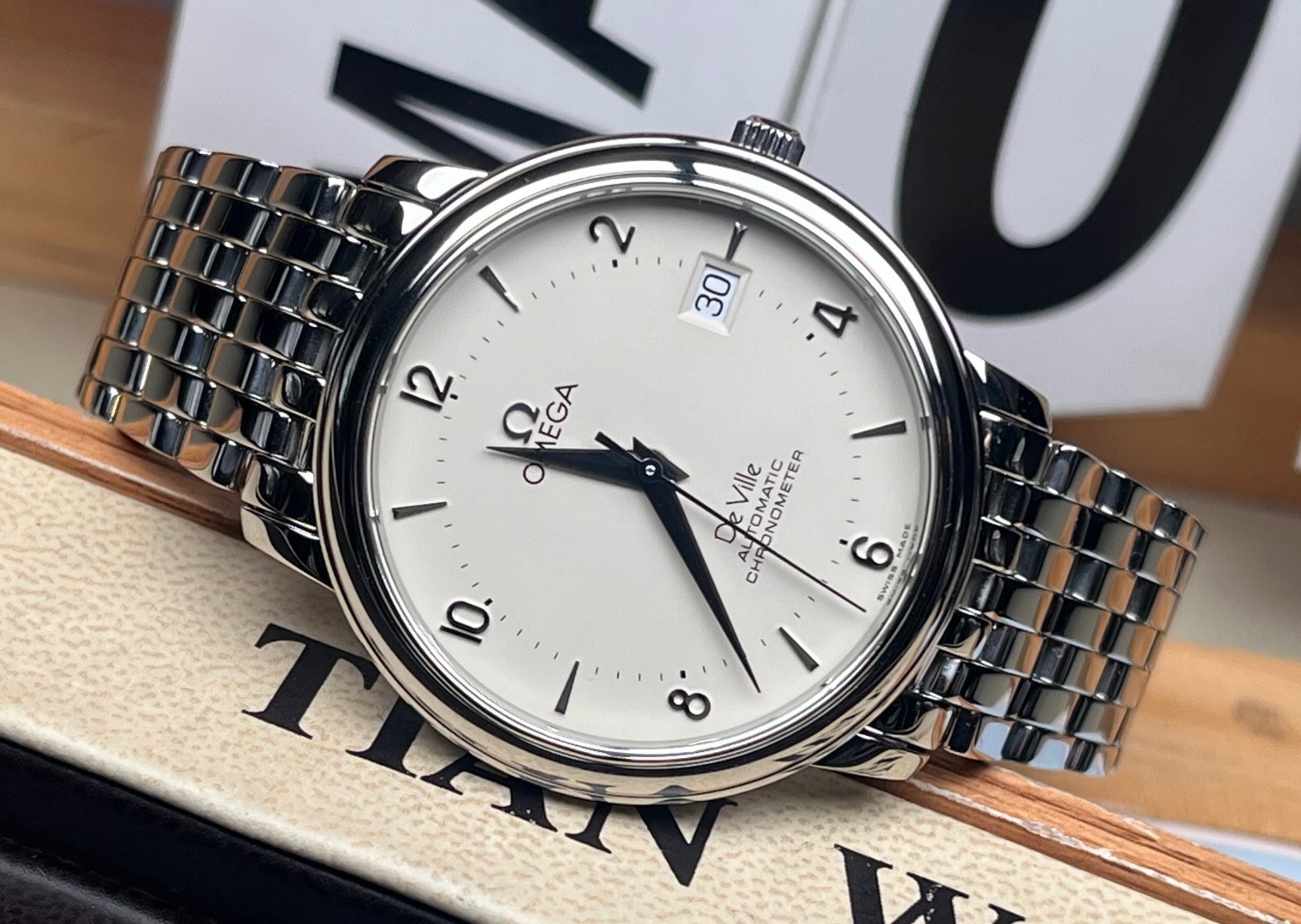 Omega 4500.30.00 detail 3