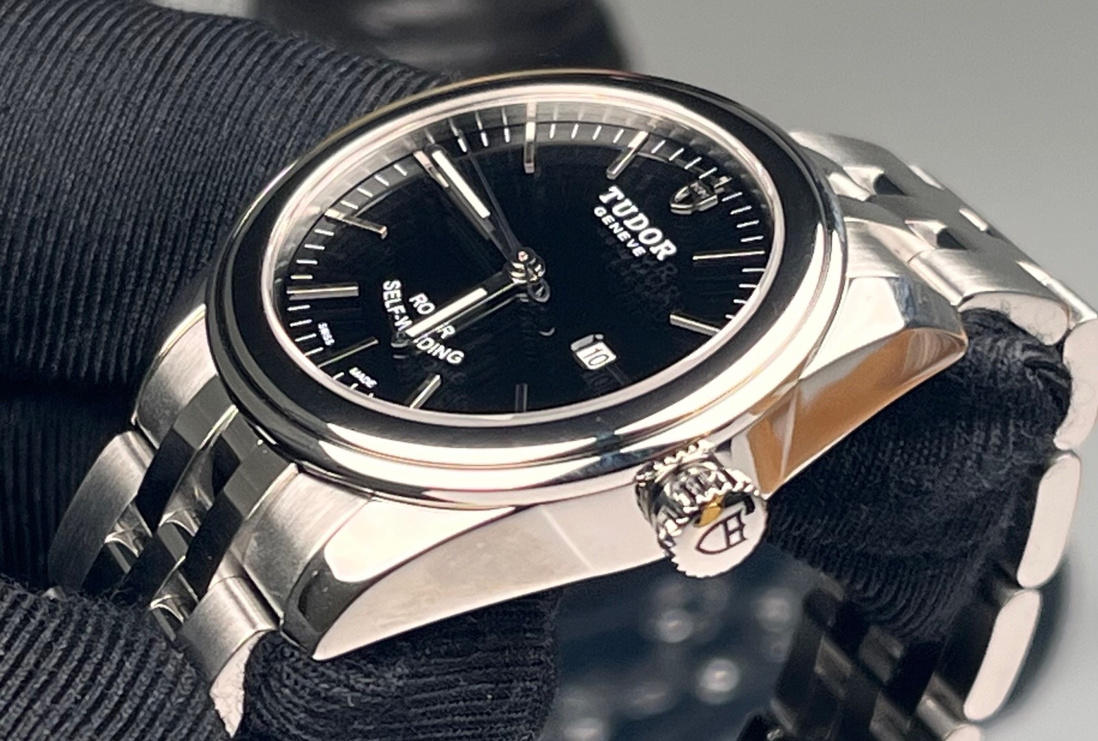 Tudor M53000-0002 detail 2