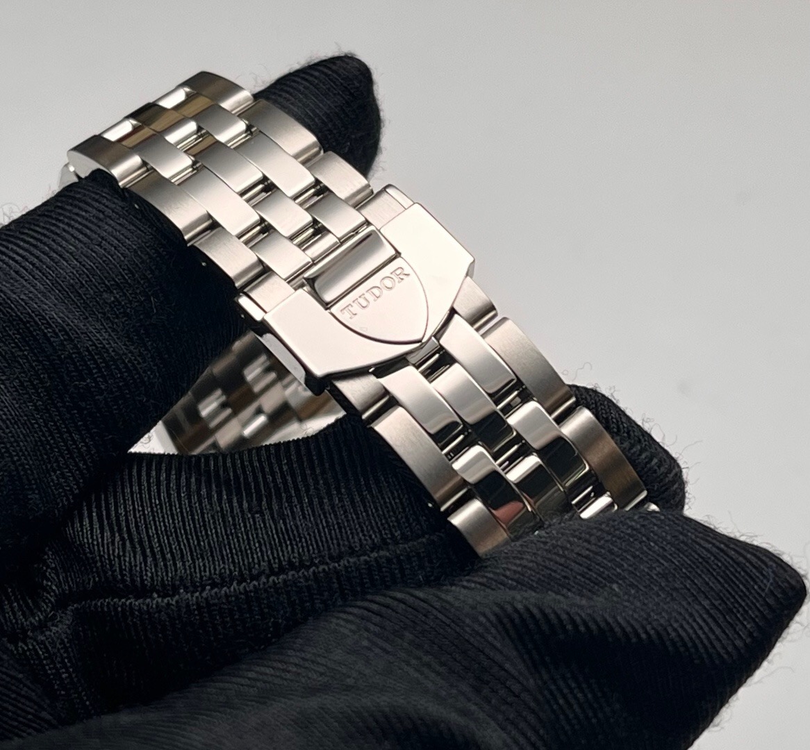 Tudor M53000-0002 detail 4