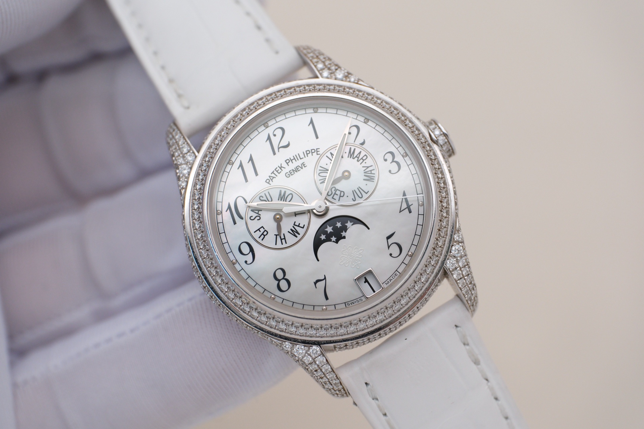 Patek Philippe 4937G-001 detail 1