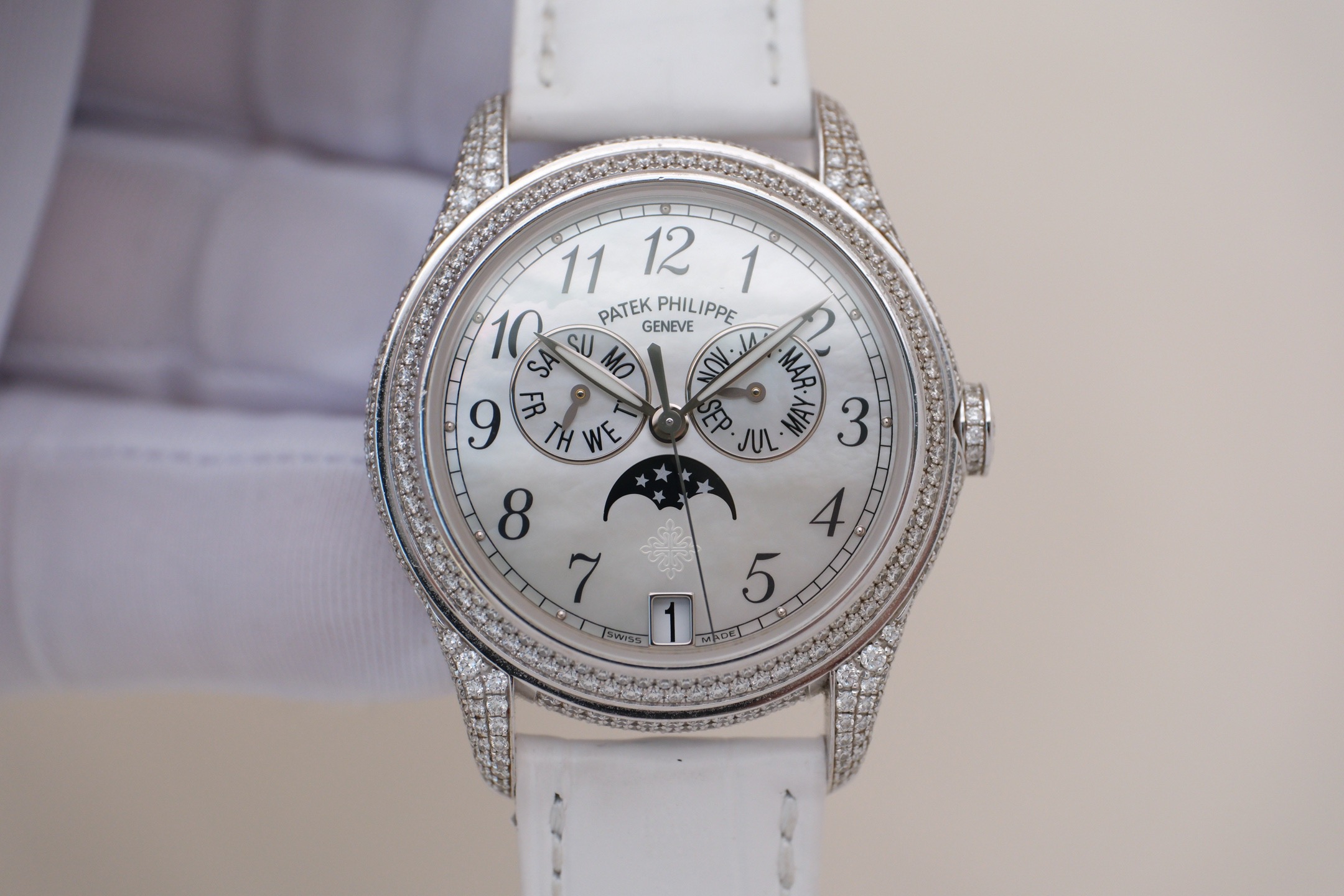 Patek Philippe 4937G-001 detail 2