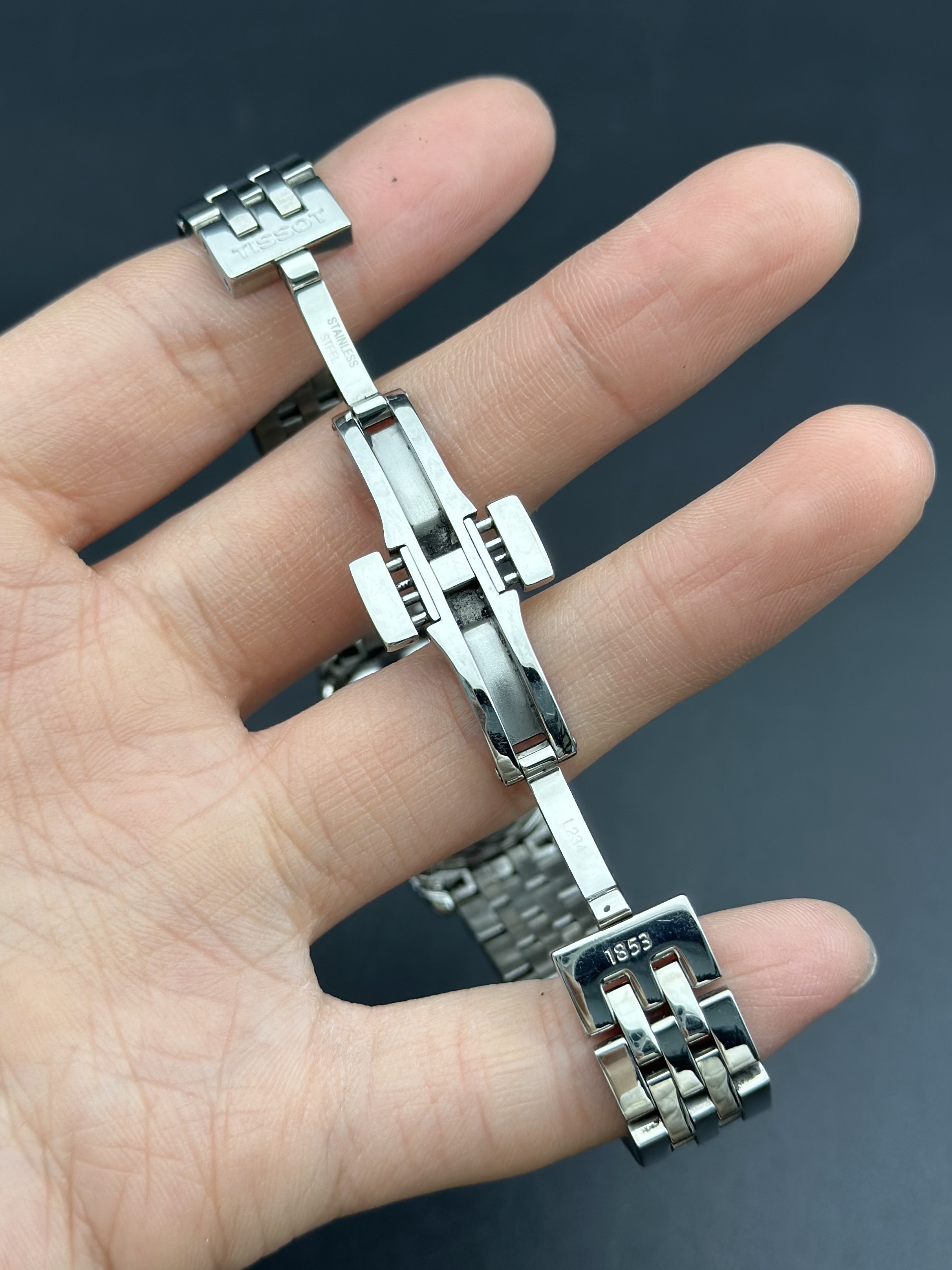 Tissot T41.1.183.33 detail 6