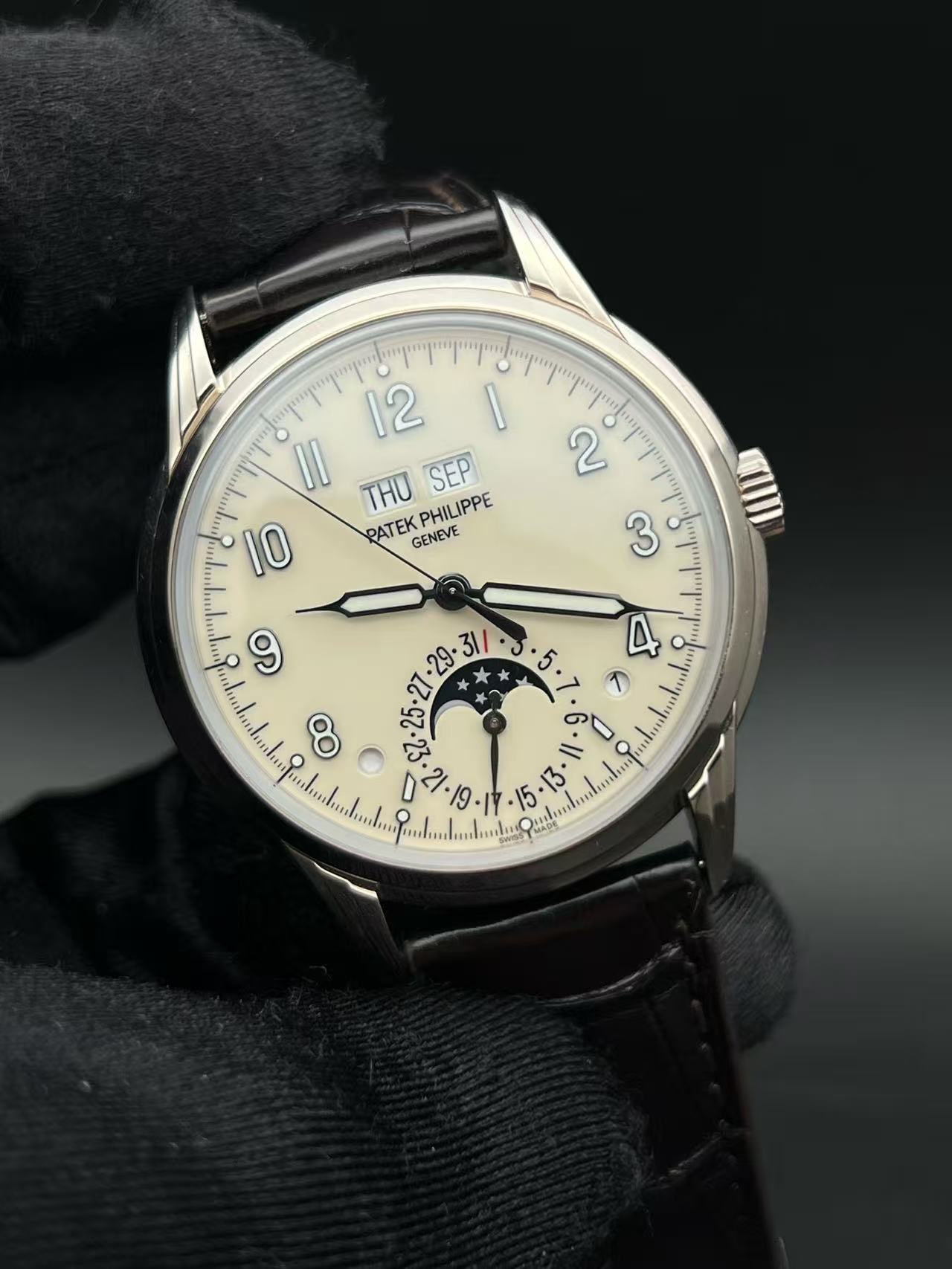 Patek Philippe 5320G detail 1