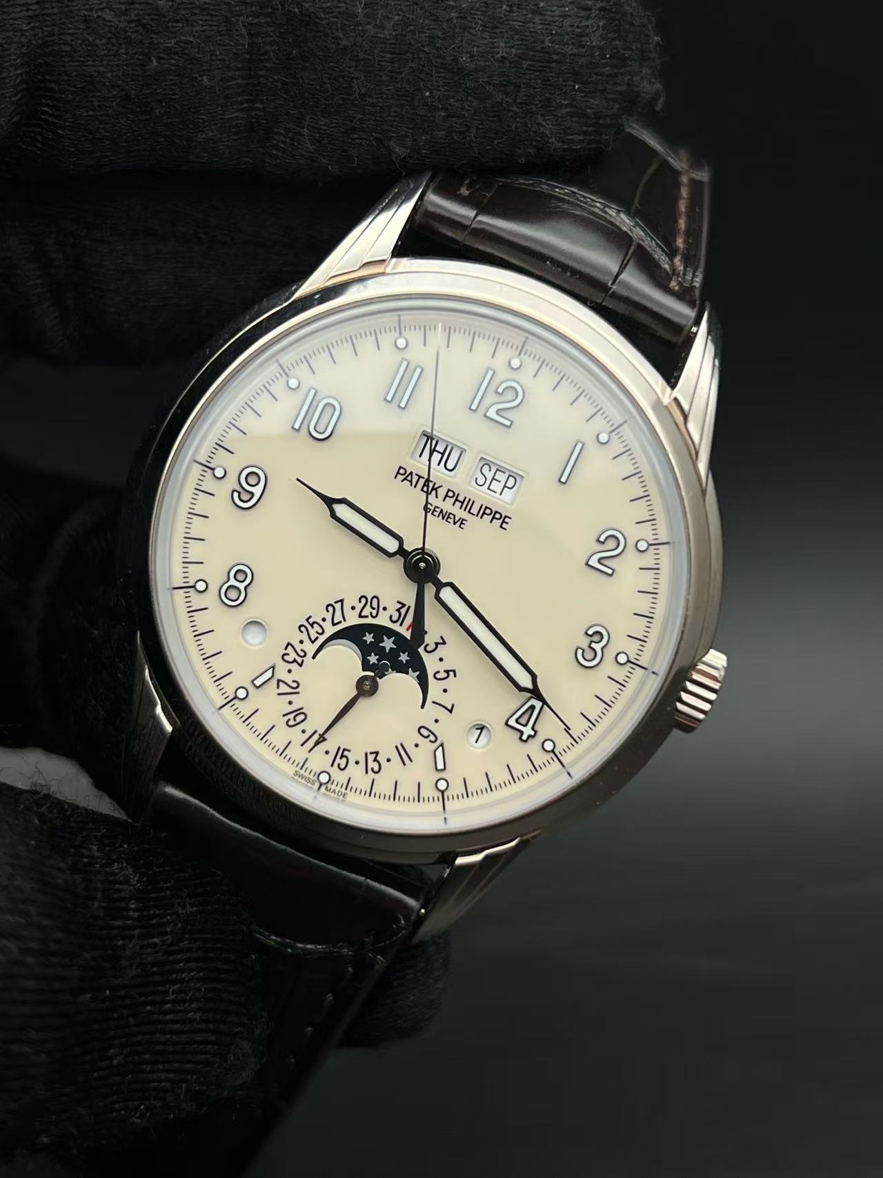 Patek Philippe 5320G detail 2