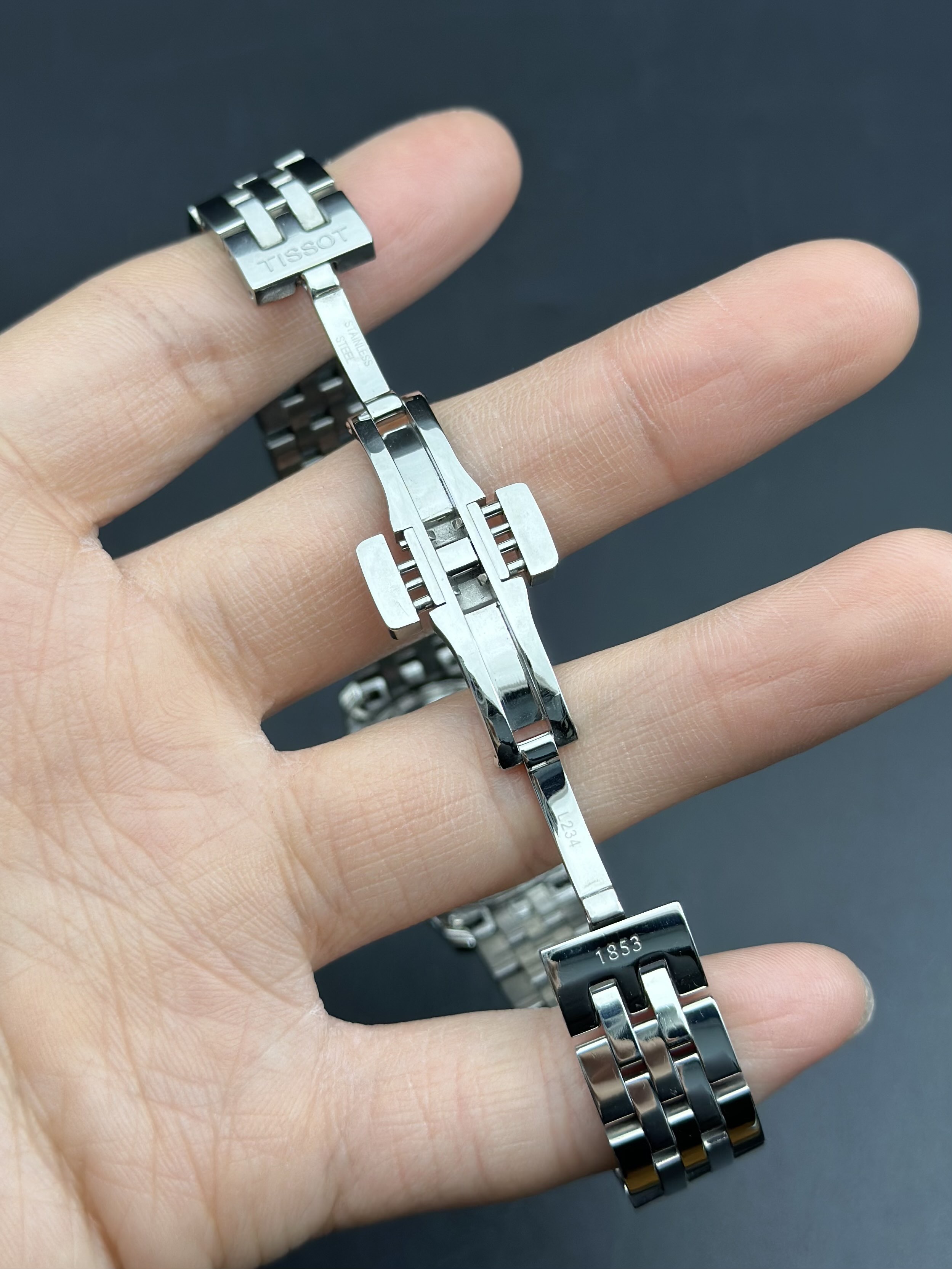 Tissot T41.1.183.33 detail 6