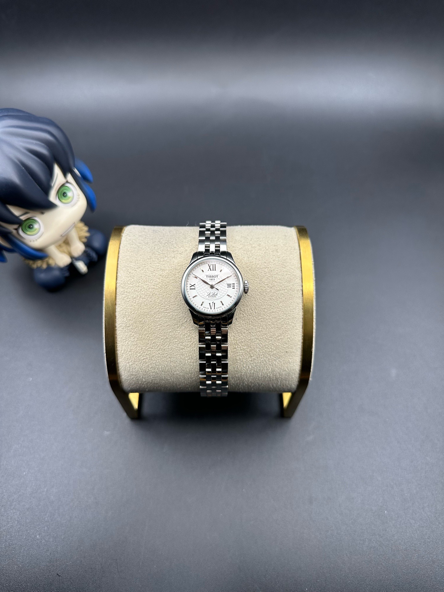 Tissot T41.1.183.33 detail 2