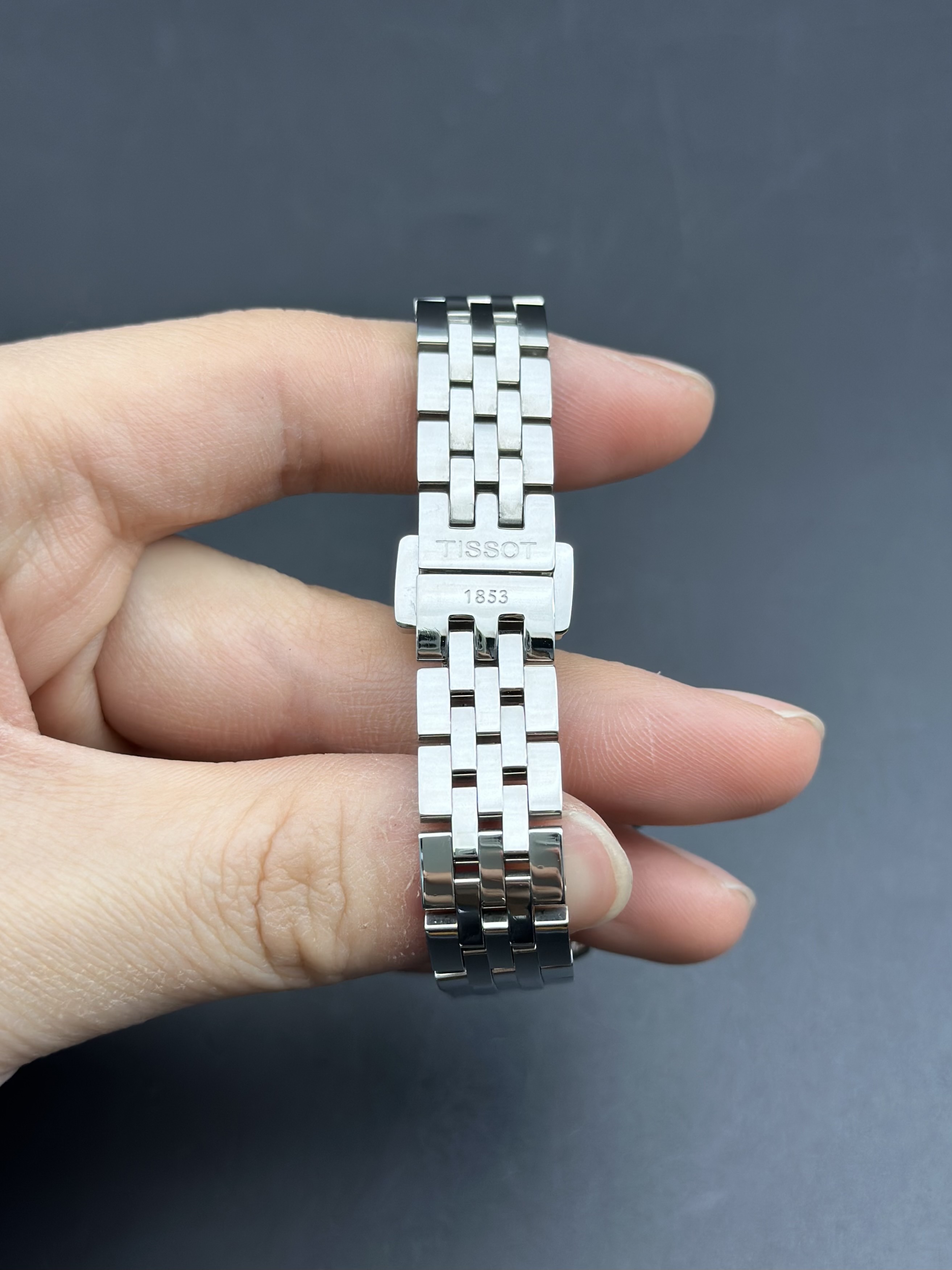 Tissot T41.1.183.33 detail 5