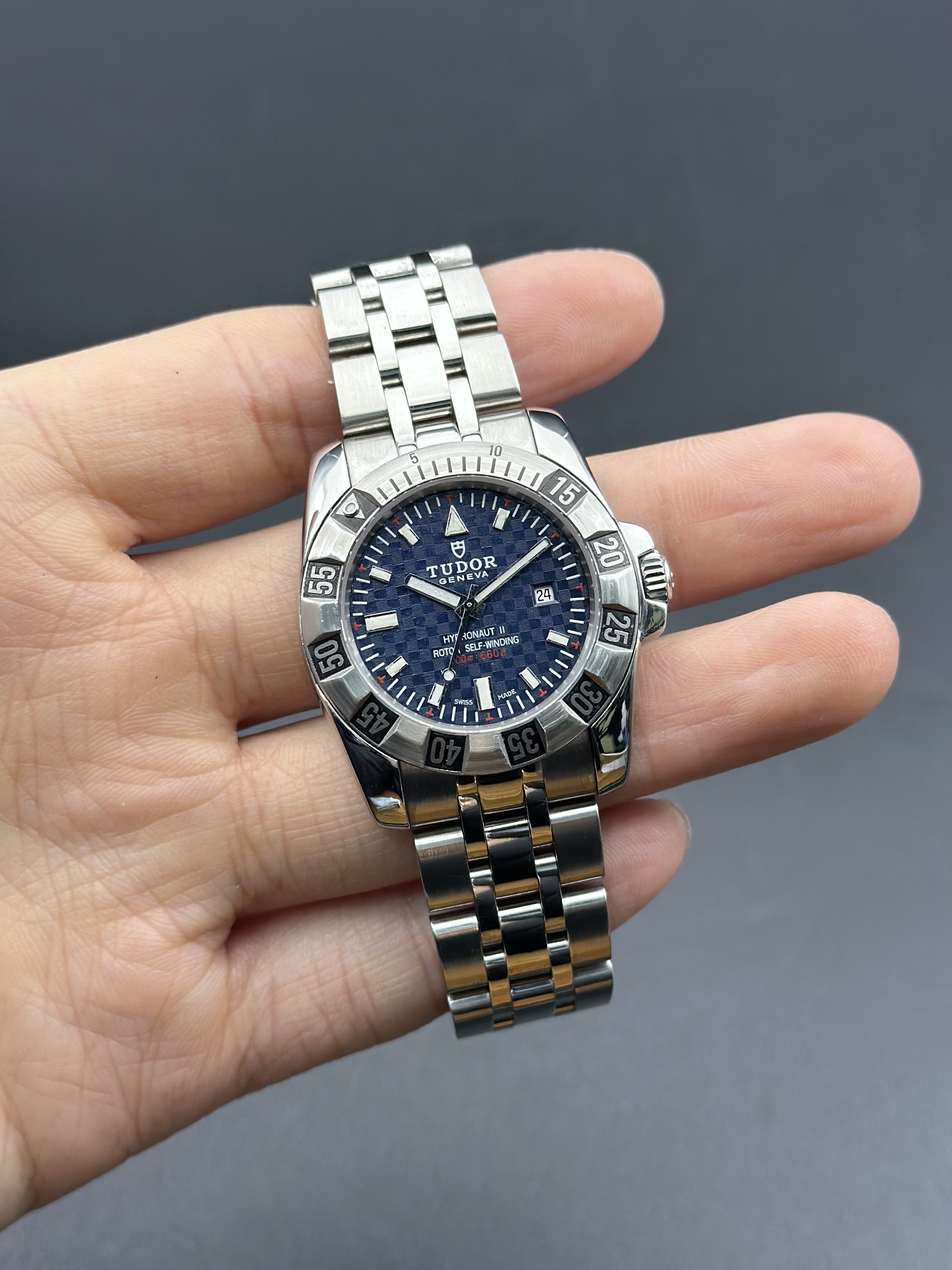 Tudor 24040 detail 1