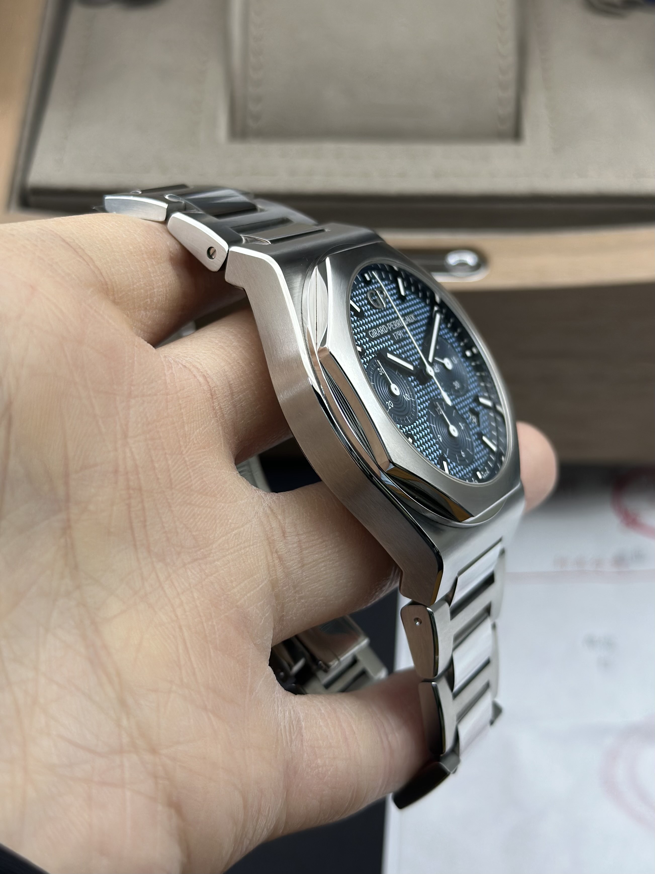 Girard Perregaux 81020-11-431-11A detail 2