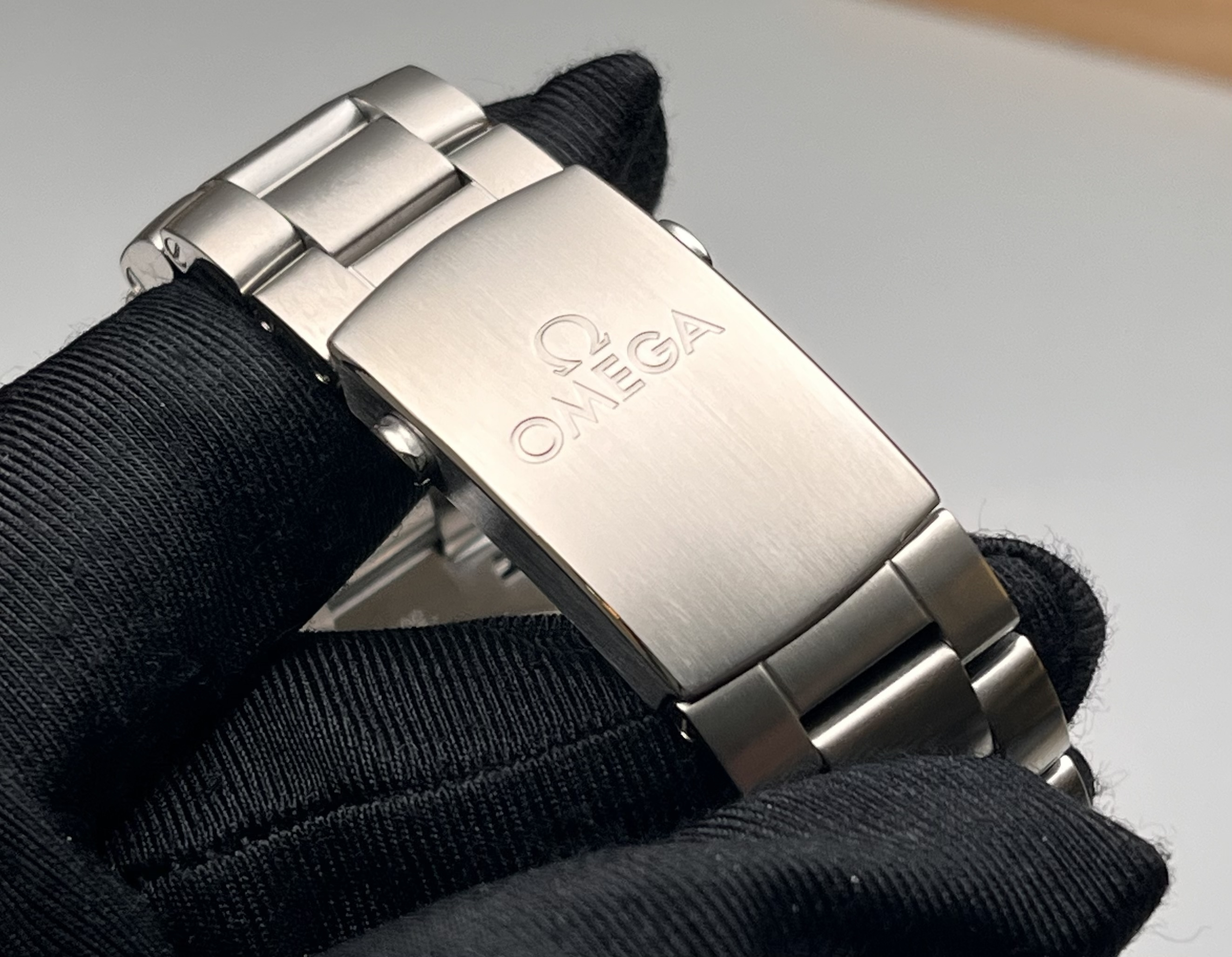 Omega 232.30.46.21.01.003 detail 5