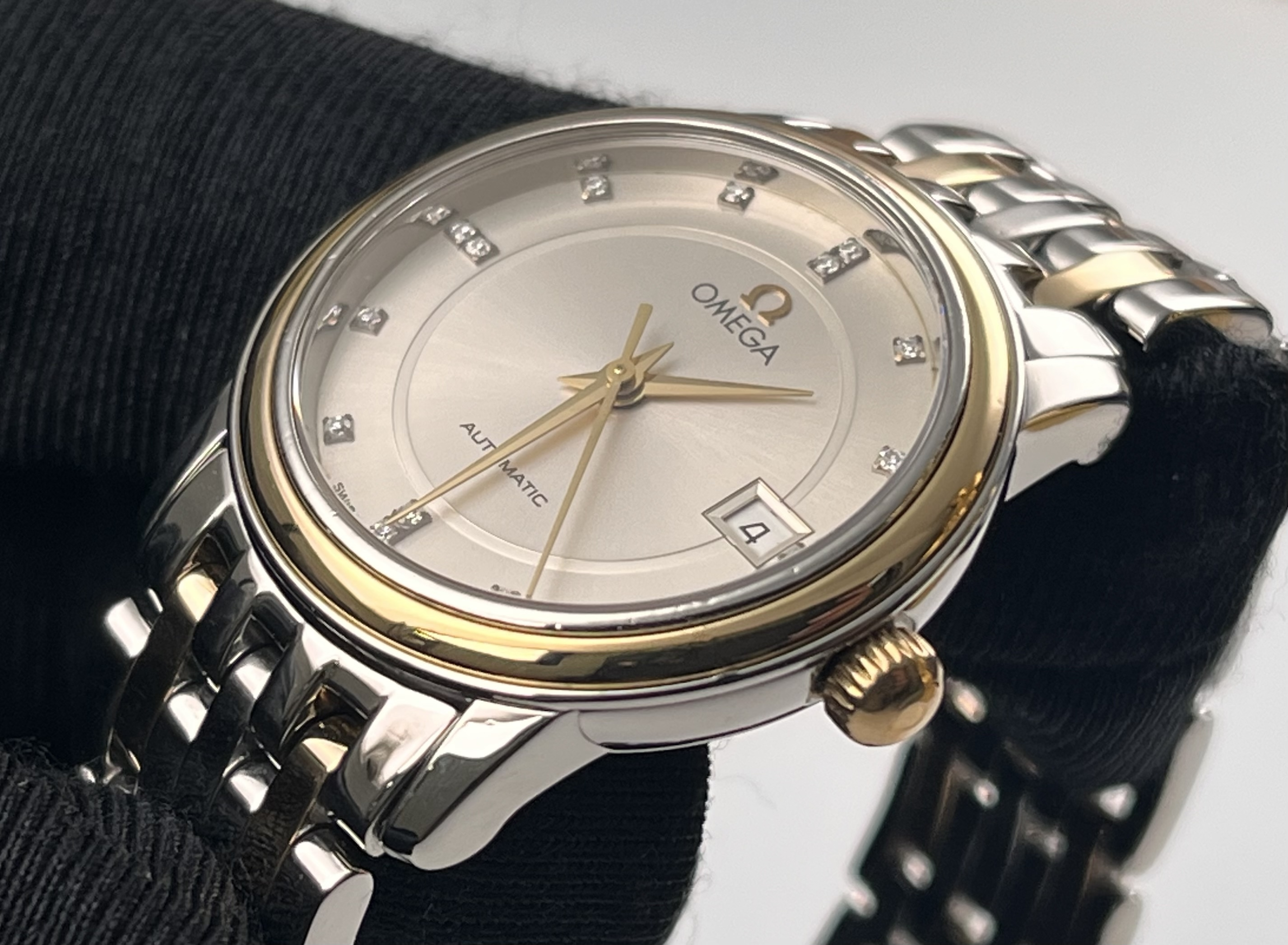 Omega 43903500 detail 2