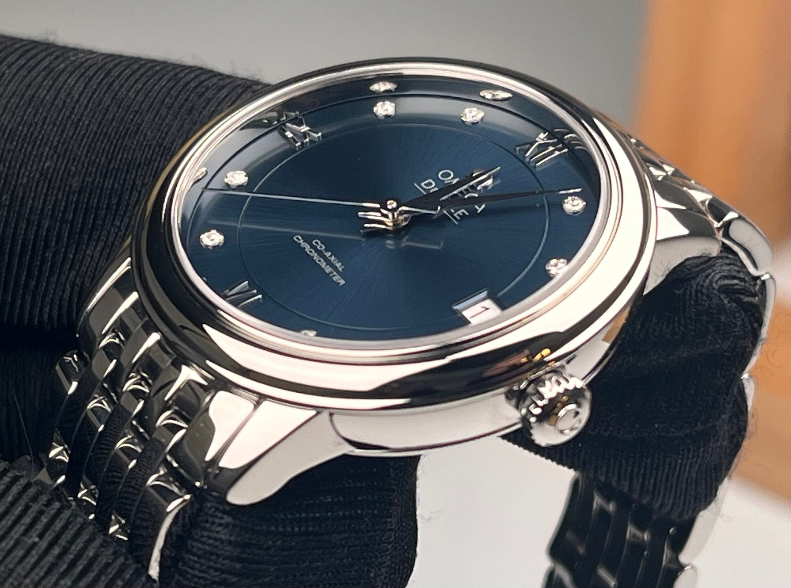 Omega 424.10.33.20.53.001 detail 2