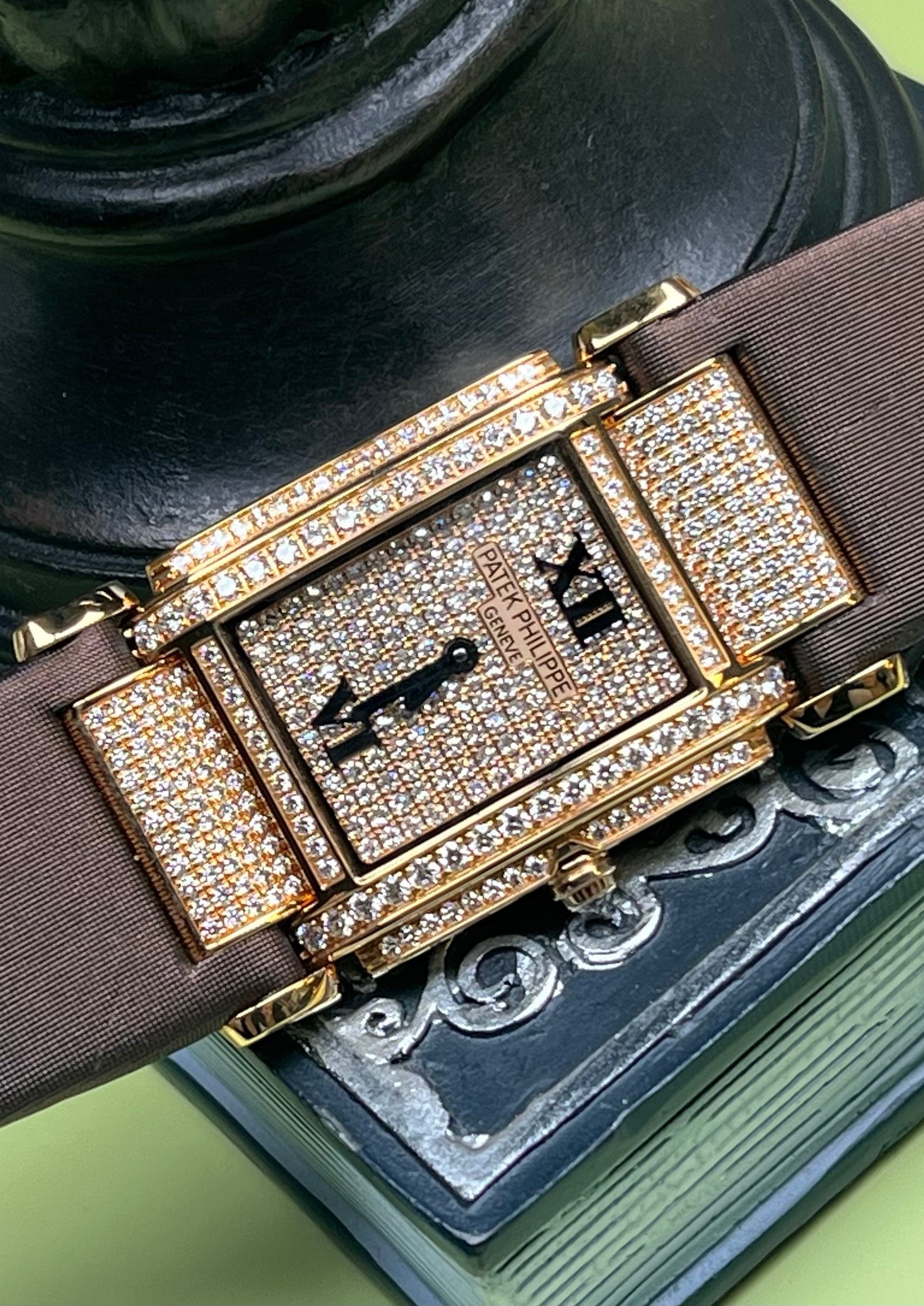Patek Philippe 4910R-001 detail 3