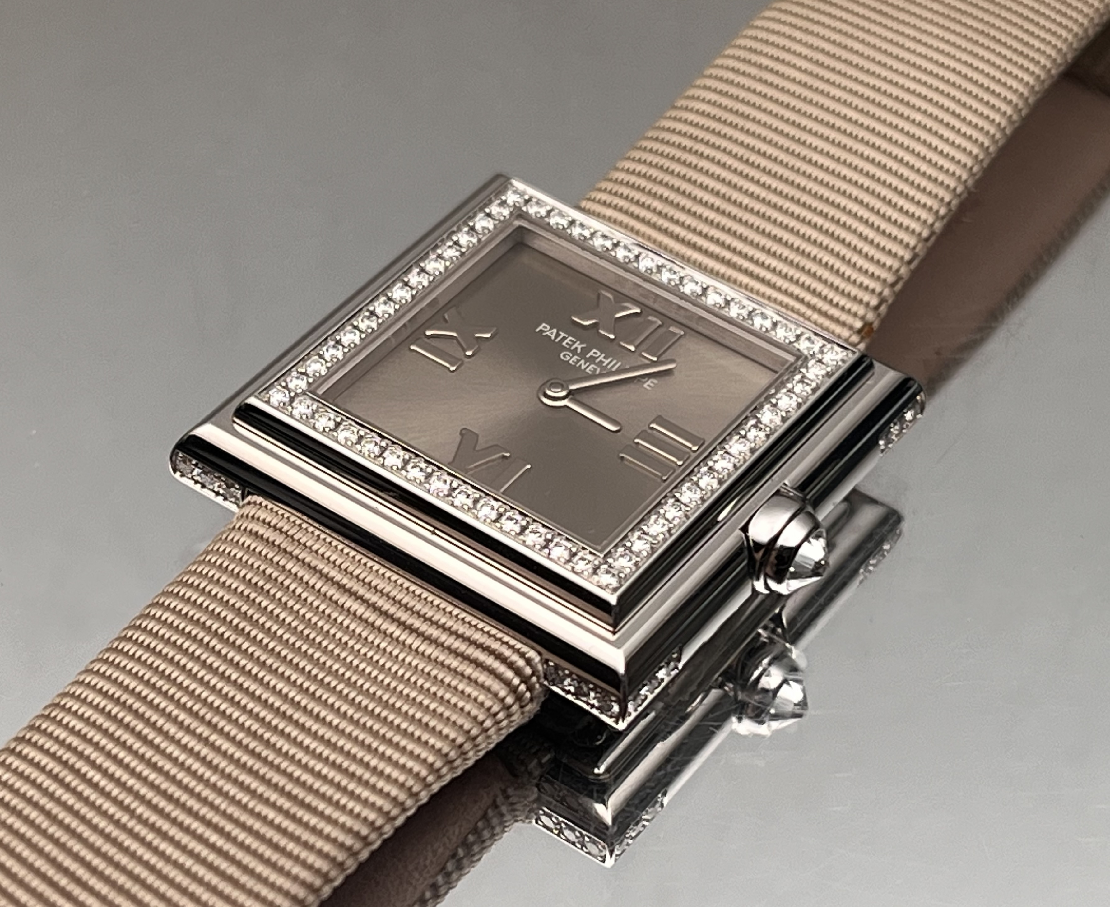 Patek Philippe 4868G-001 detail 2