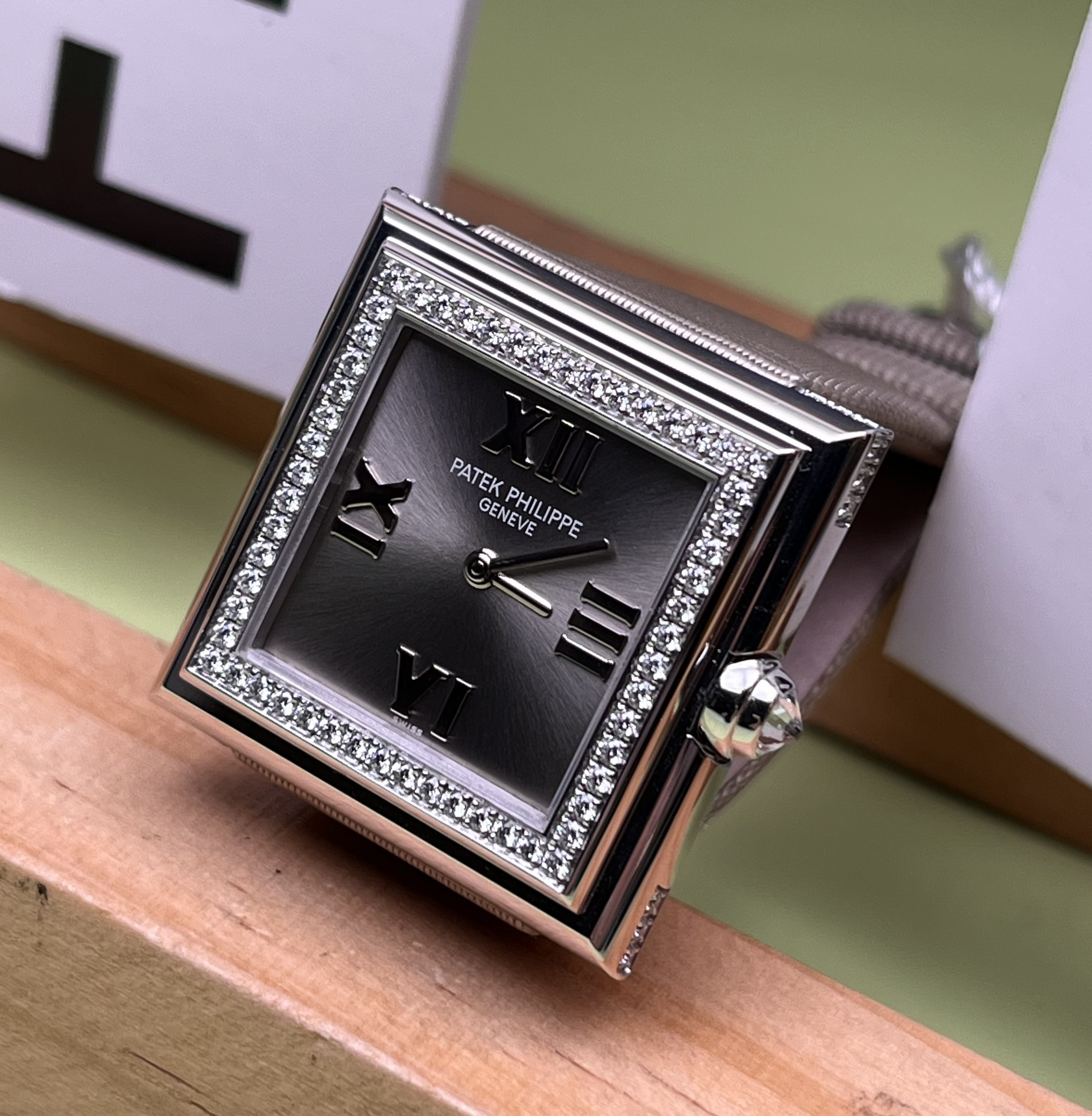 Patek Philippe 4868G-001 detail 1
