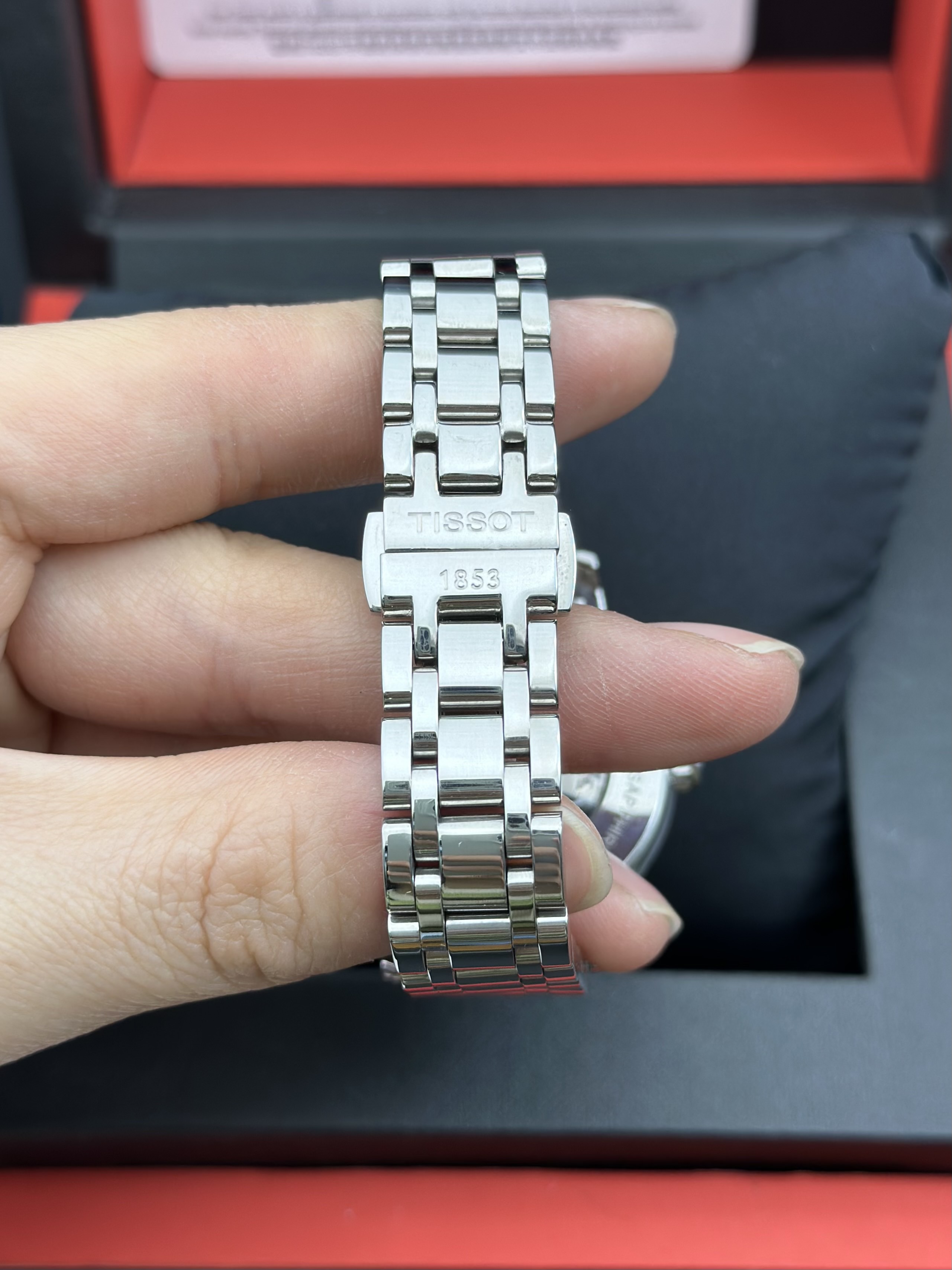 Tissot T0502071111705 detail 3