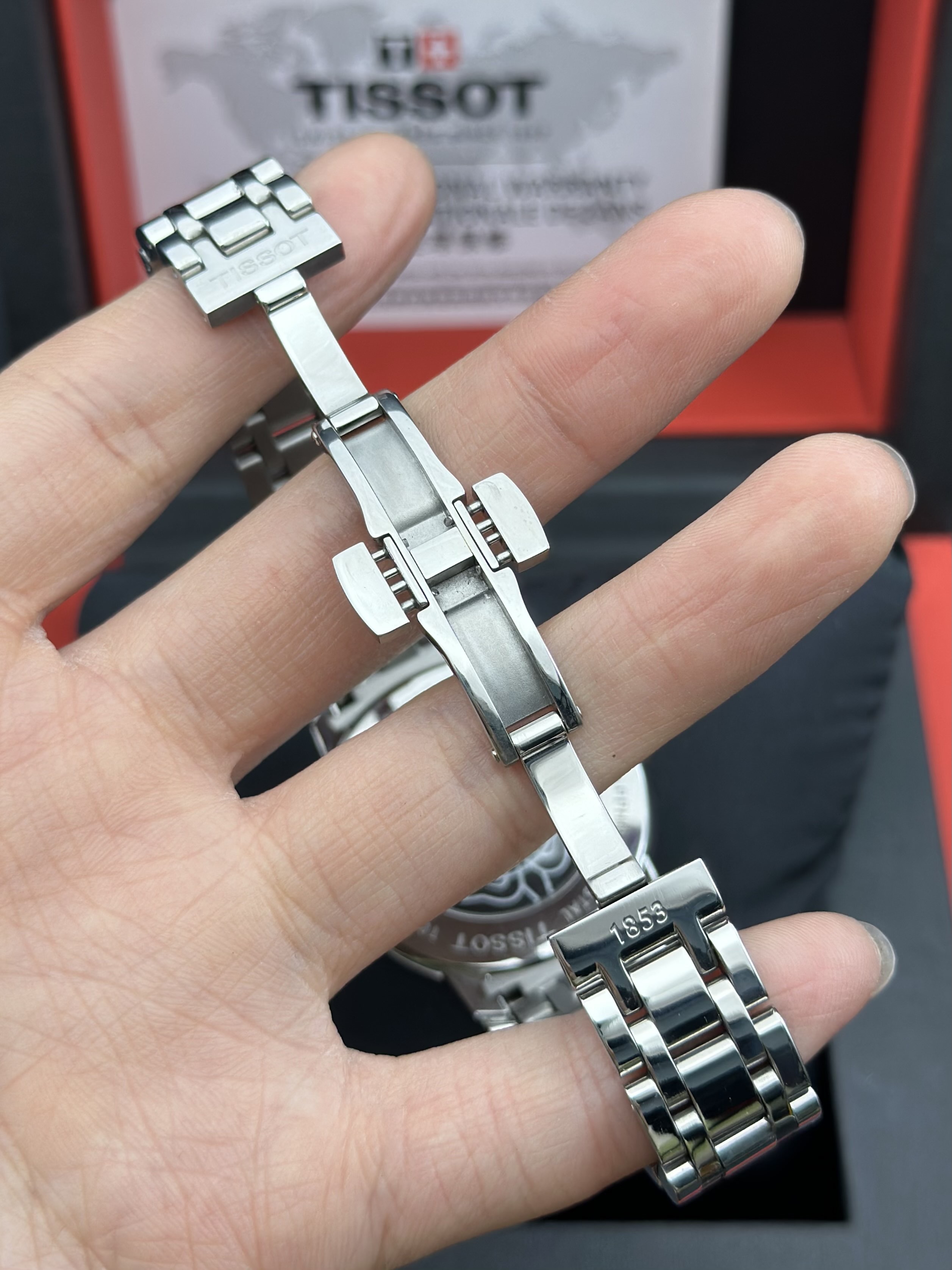 Tissot T0502071111705 detail 4