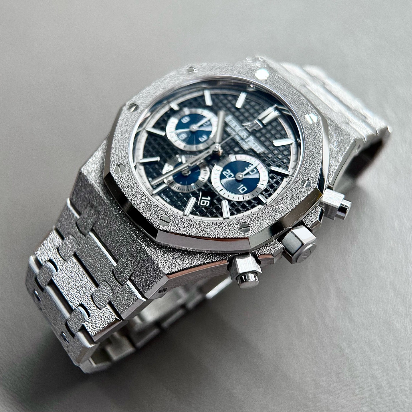 Audemars Piguet 26331BC.GG.1224BC.03 detail 2