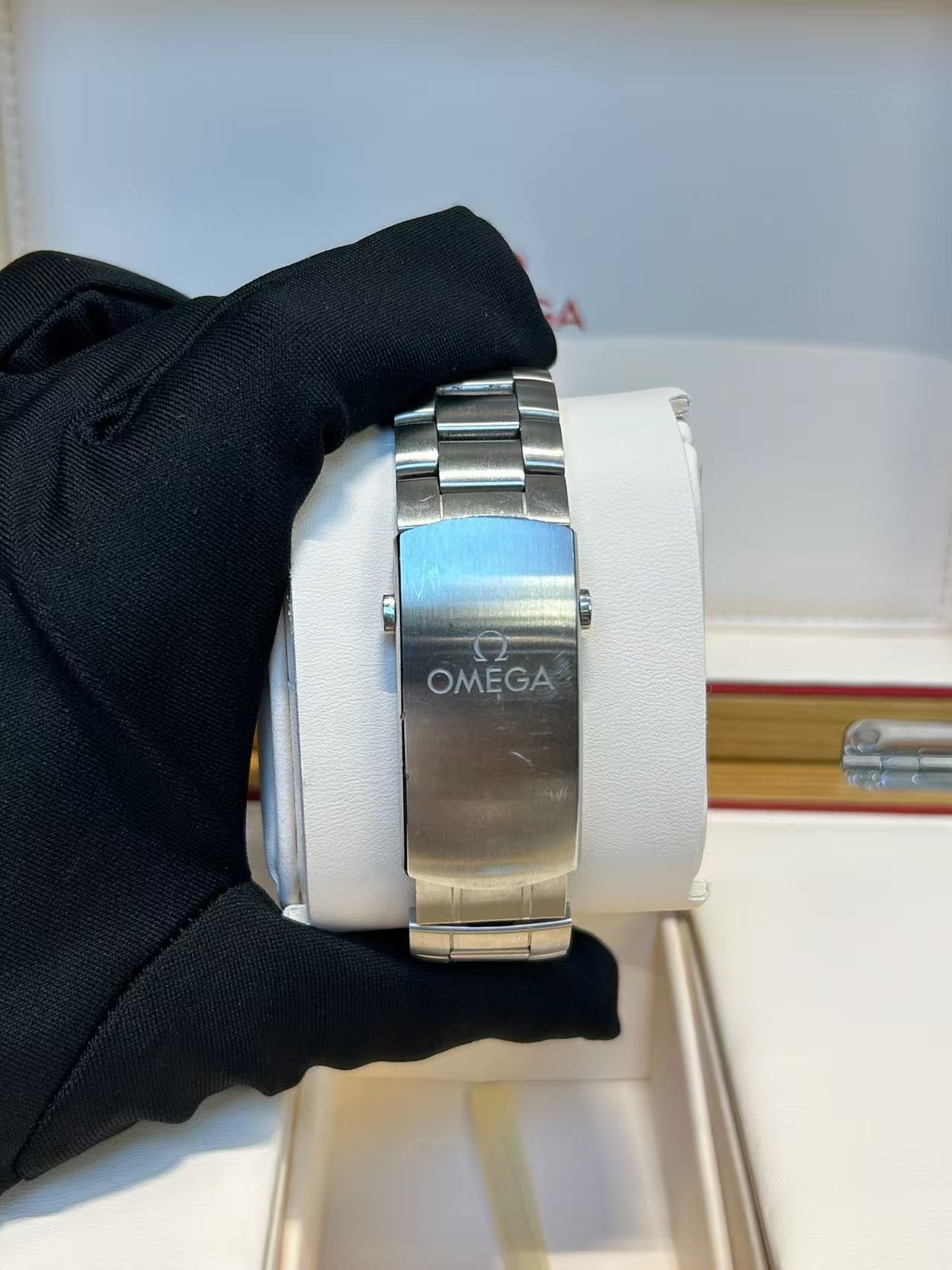 Omega 215.30.46.51.99.001 detail 3