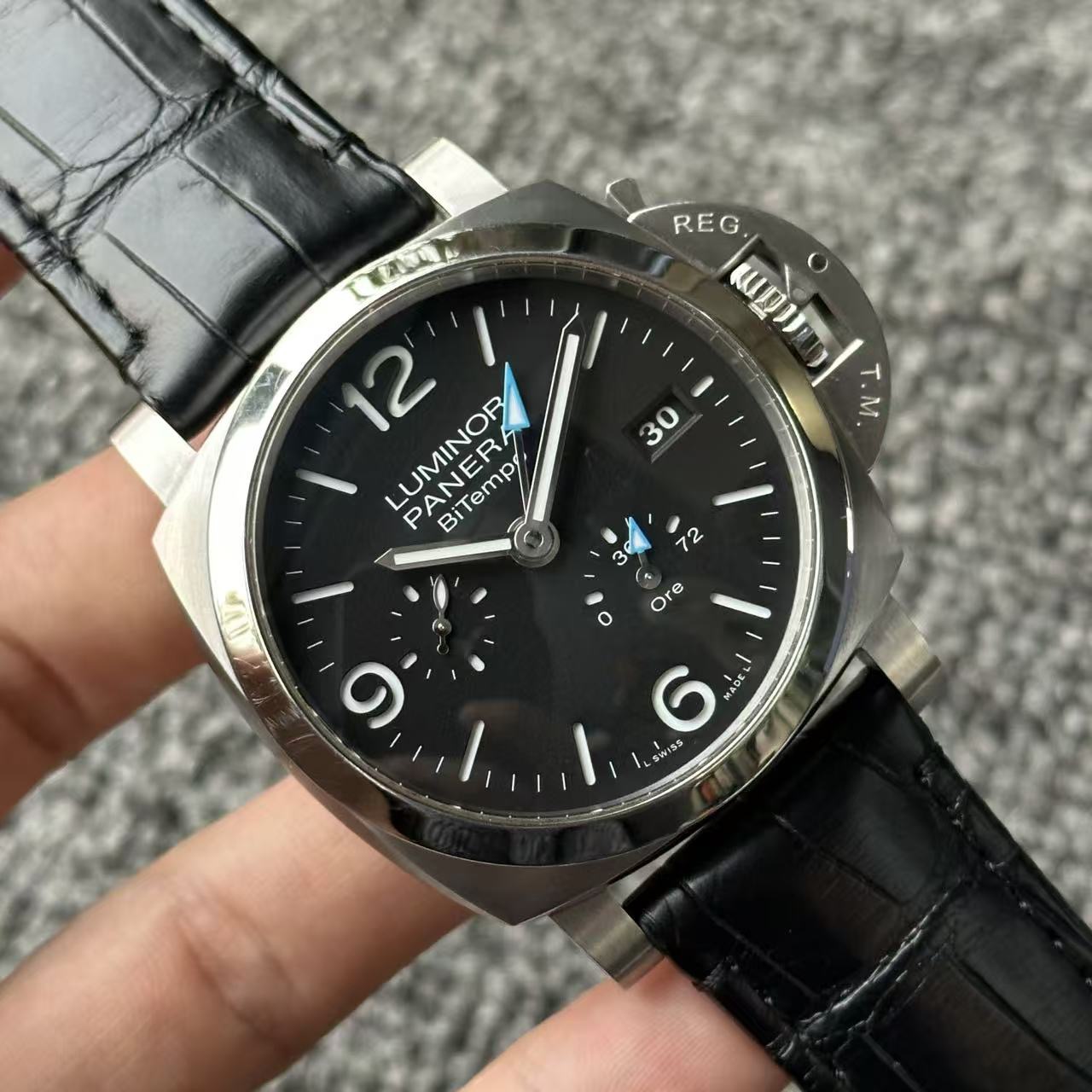 Panerai PAM01360 detail 2