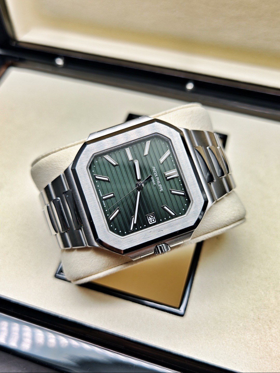 Patek Philippe 5821 / 1A-001 detail 3