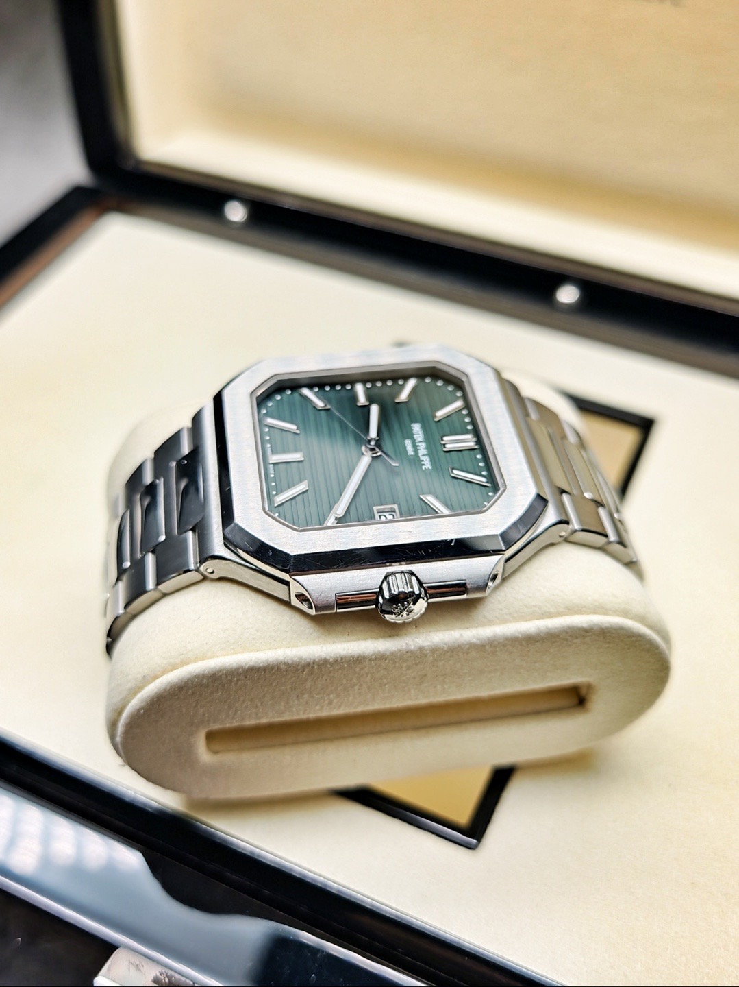 Patek Philippe 5821 / 1A-001 detail 2