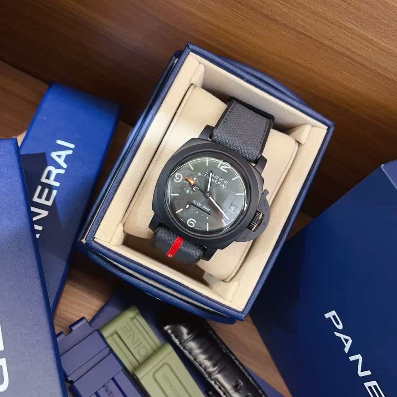 Panerai PAM01483 detail 1