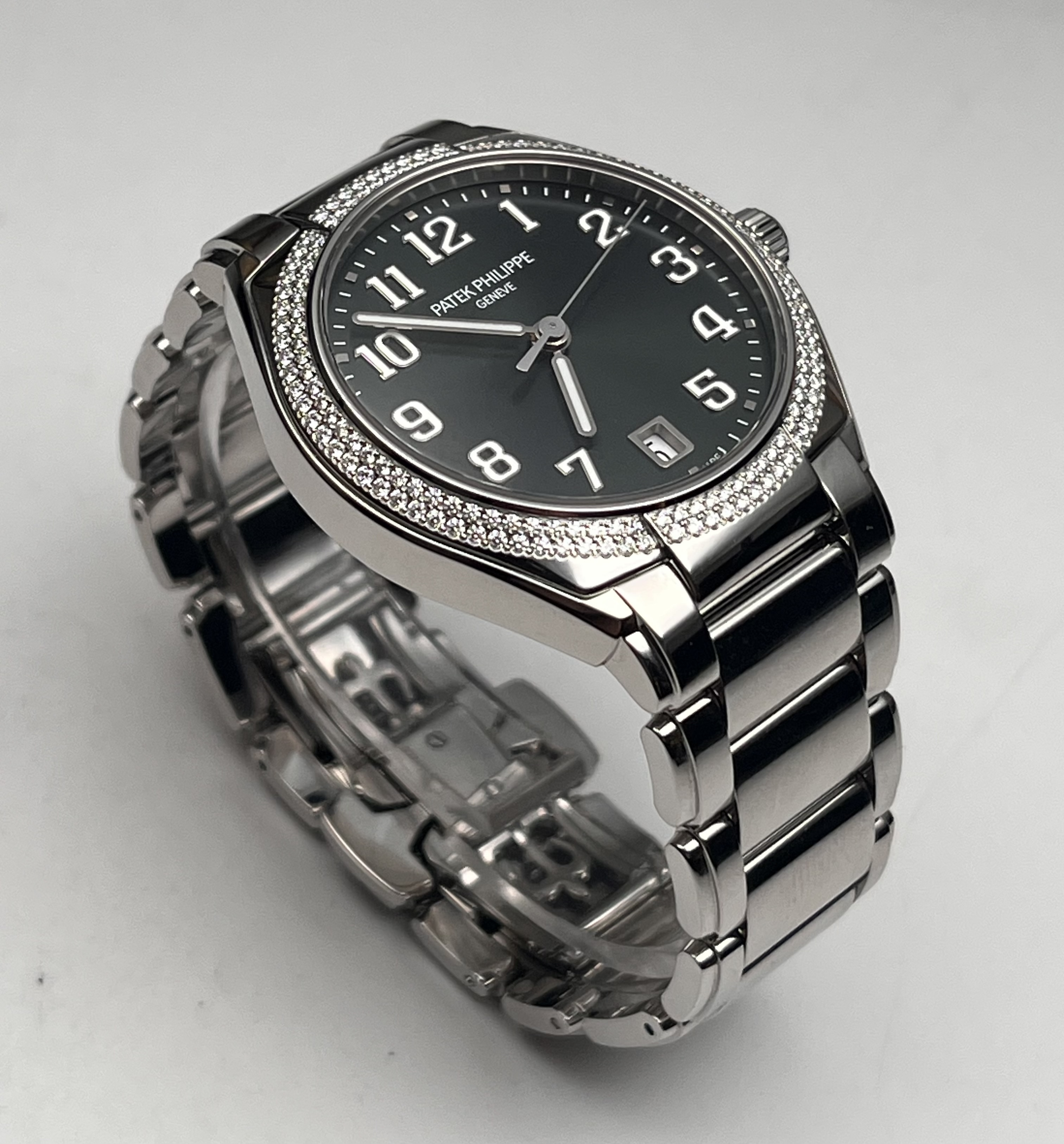 Patek Philippe 7300 / 1200A-011 detail 2