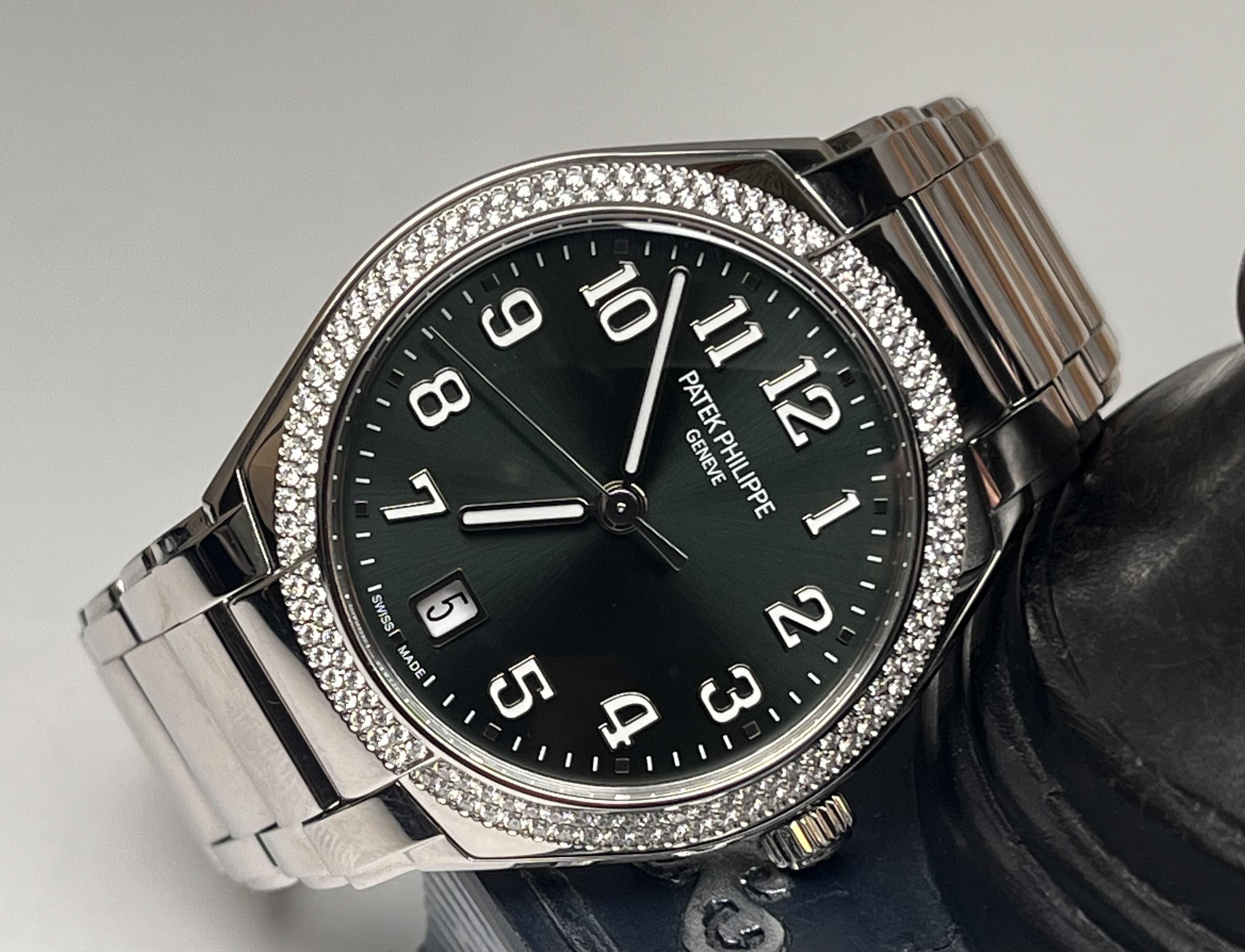 Patek Philippe 7300 / 1200A-011 detail 3