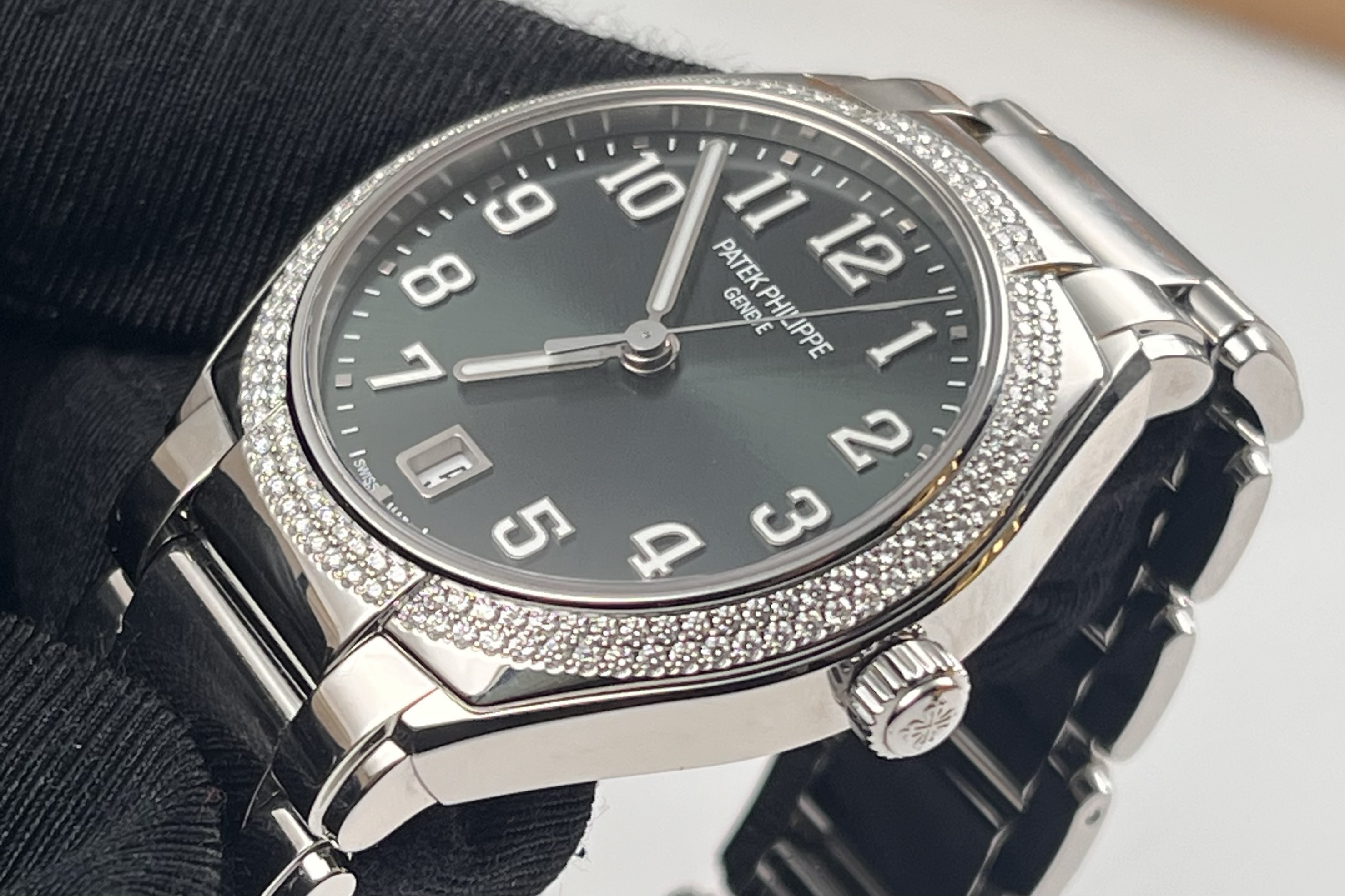 Patek Philippe 7300 / 1200A-011 detail 4