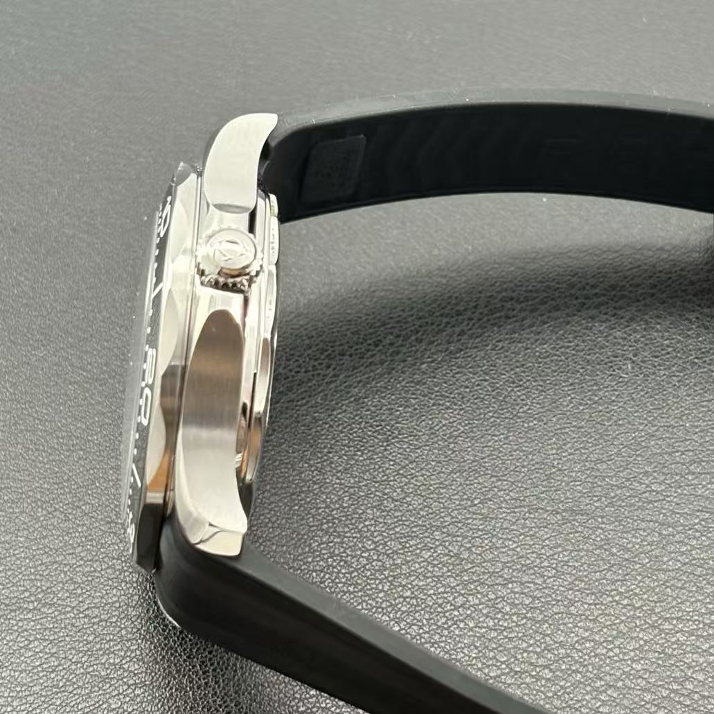 Omega 210.32.42.20.04.001 detail 1