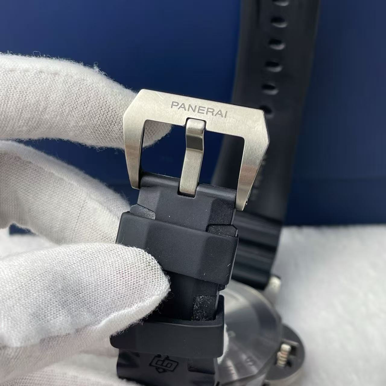 Panerai PAM02305 detail 5