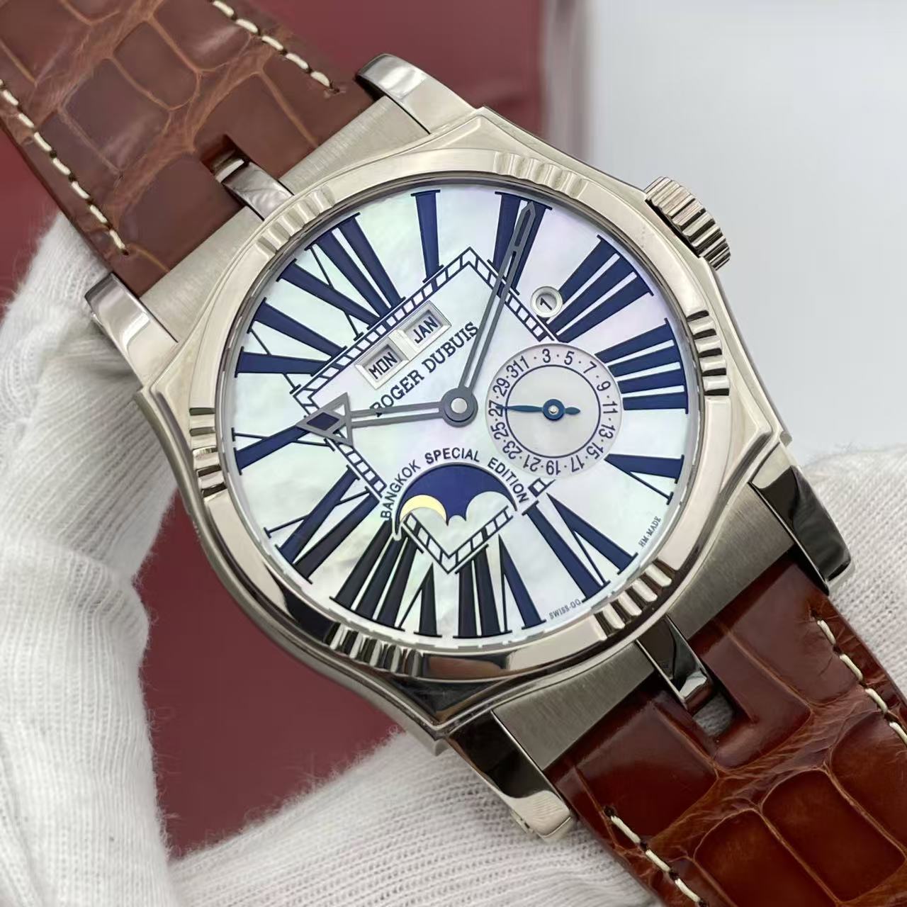 Roger Dubuis SY43 detail 2
