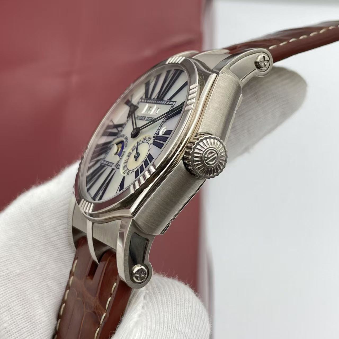 Roger Dubuis SY43 detail 3