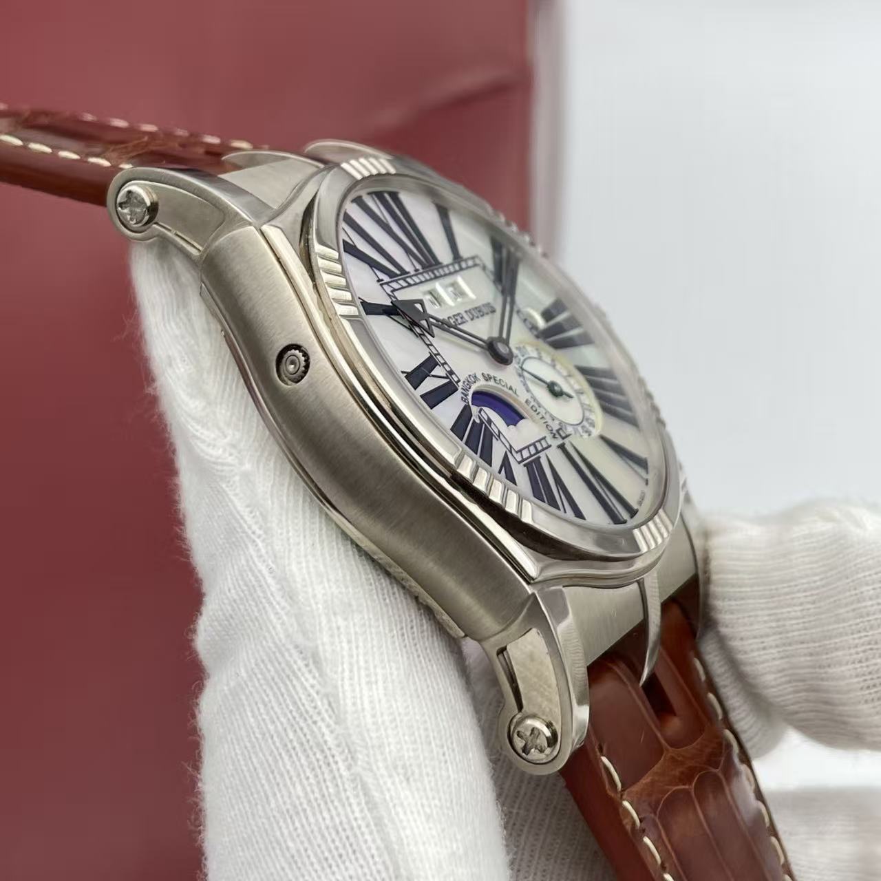 Roger Dubuis SY43 detail 4
