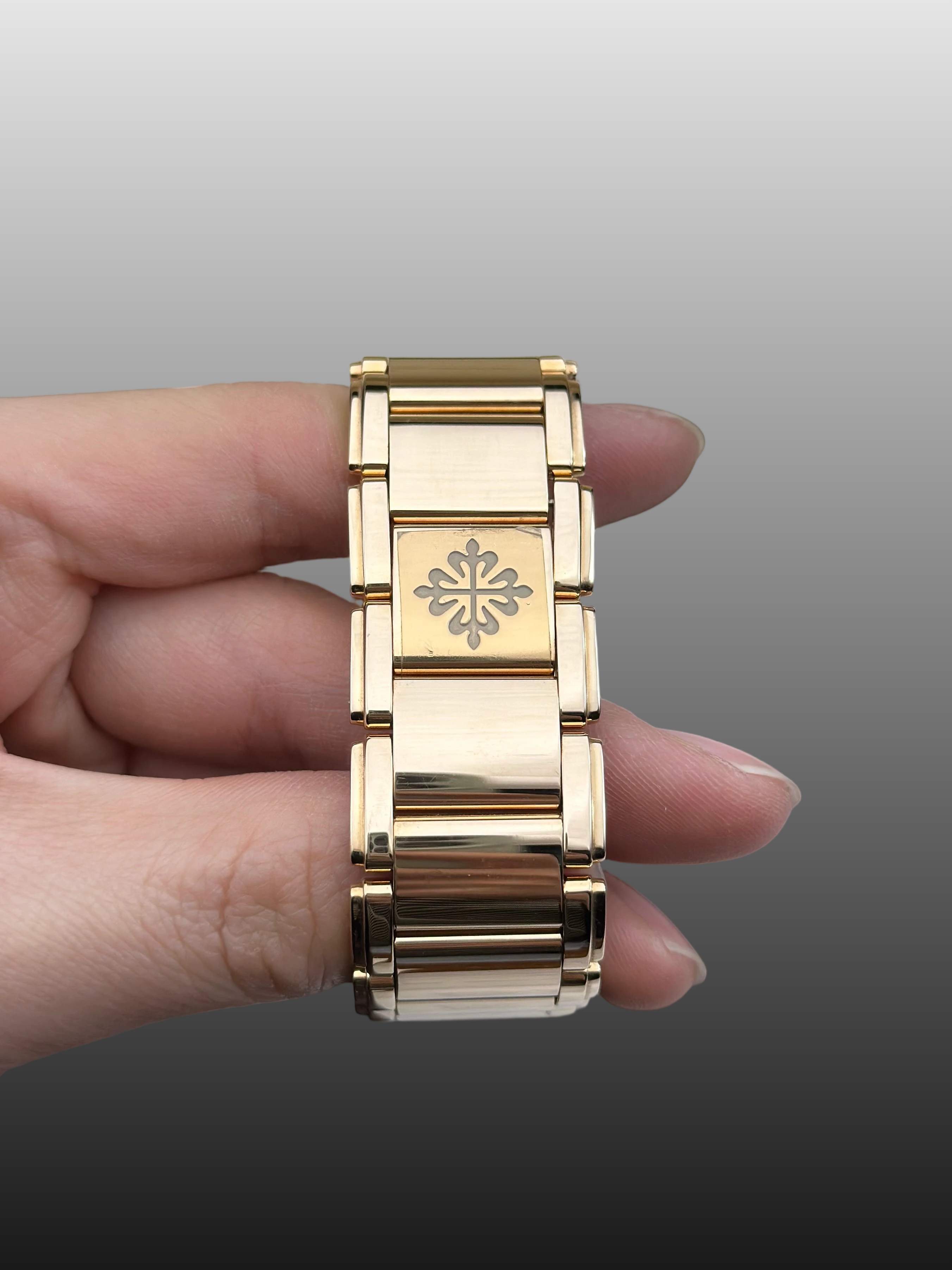 Patek Philippe 4910 / 11R-011 detail 4