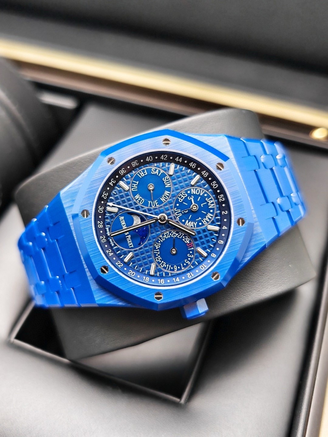 Audemars Piguet 26579CS.OO.1225CS.01 detail 3