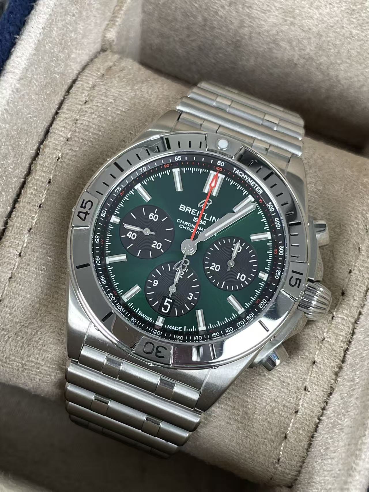 Breitling AB0134101L1A1 detail 2