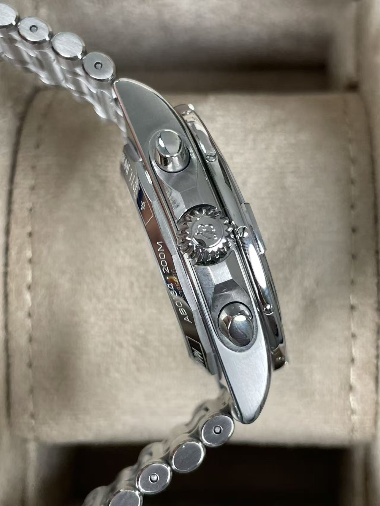 Breitling AB0134101L1A1 detail 4
